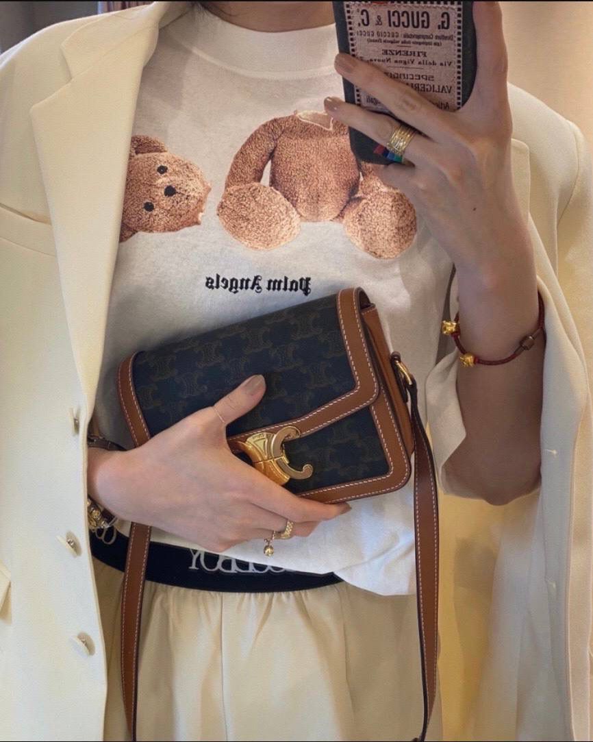 🔥大货实拍图 𝗖𝗘𝗟𝗜𝗡𝗘 ♥ 𝗧𝗥𝗜𝗢𝗠𝗣𝗛𝗘 𝗕𝗢𝗫 型号：191242 中号尺寸：22.5*16*7cm 小号尺寸：18.5*14*6cm 𝑪𝒆𝒍𝒊𝒏𝒆老花凯旋门，老花配纯色包边的设计，散发着法式优雅的气息，简直是复古到心坎儿😍