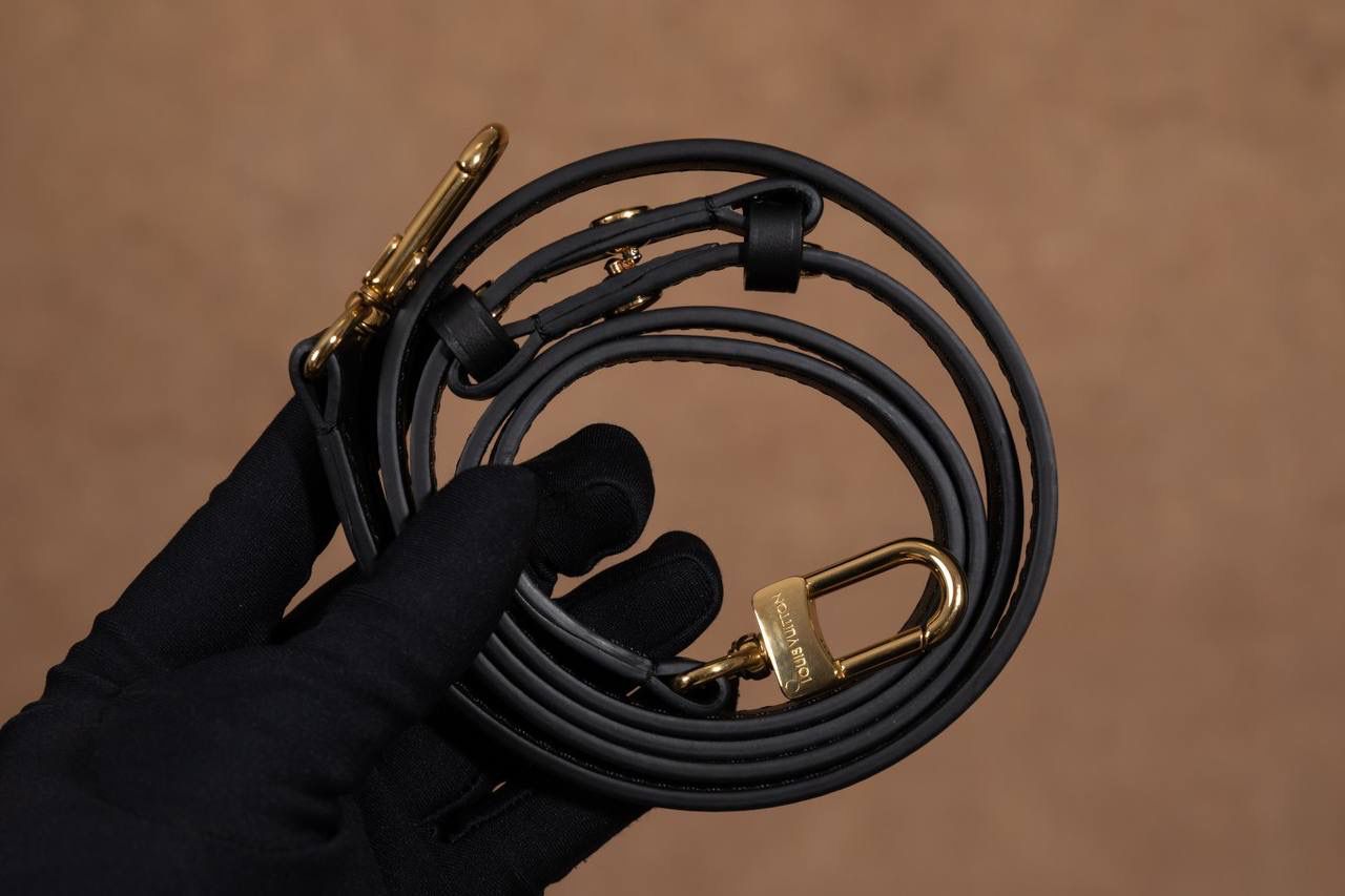 LV NÉONOÉ 水桶包 👜✨细节实拍🎀 水桶包原型来自 1932 年的香槟袋， 经典又耐看，不分年纪，背起来都很有感觉。 又能装、又好搭，休闲穿、正式穿都 OK， 属于那种越背越喜欢、怎么都不会过时的款 💖