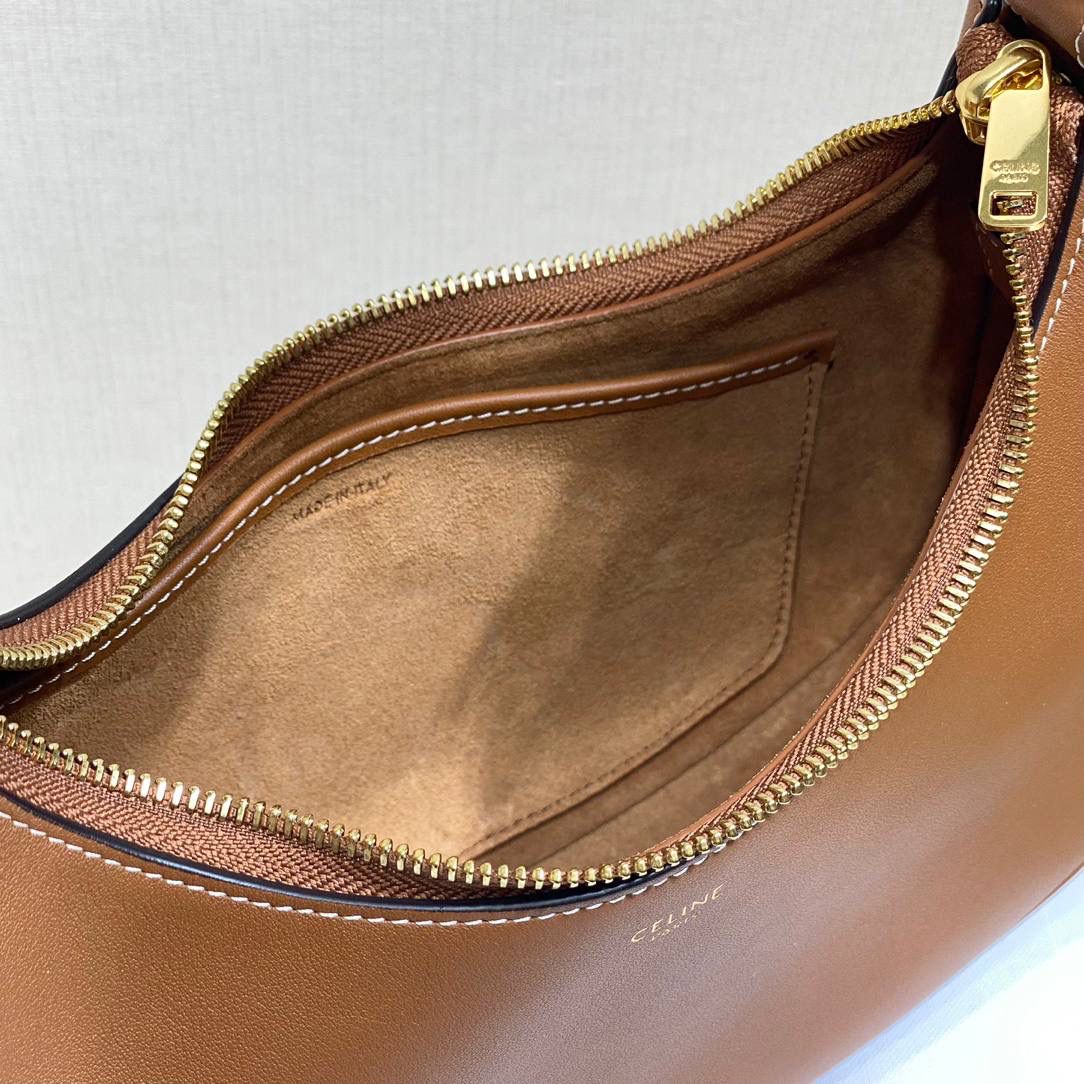 🔥大货实拍图 𝗖𝗘𝗟𝗜𝗡𝗘 ♥ 光滑全皮纯色𝗔𝗩𝗔 此番Ava bag以Smooth Calfskin材质呈现丝滑流畅的外观，再搭配精致饰边，小牛皮衬里与五金配件，尽显简约高雅格调。 型号：193953 尺寸：23*14*7cm