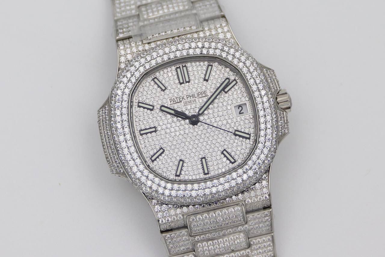 百达翡丽鹦鹉螺满天星V3版。少量到货！！！独家还原正品后镶钻。 全新修正V2版不足的四大细节： 1.表盘上12个条形刻度，根据原装5711字钉开模，效果保持了跟原装一致的黑油条形夜光刻度。 2.全新定制原版324机芯，V3版本机芯摆轮位置与原装一致，CNC数控技术打造机芯夹板，深度洗花和刻字，效果保持了原装应有的细节，机芯结构还原度极高。 3.表带升级还原正品后镶钻侧面表带镶石工艺：挑战难度极高百达翡丽鹦鹉螺侧边镶钻表带R8制表师历练数年多次，尝试过无数种加工工艺，即使再难也有破釜沉舟的心态，如今终于大功告成，还原正品后镶钻效果，是目前唯一可以做到表带侧边镶钻工艺。 4.指针升级：秒针中心点升级为针轴秒针。 （让你体验最奢华百达翡丽鹦鹉螺）