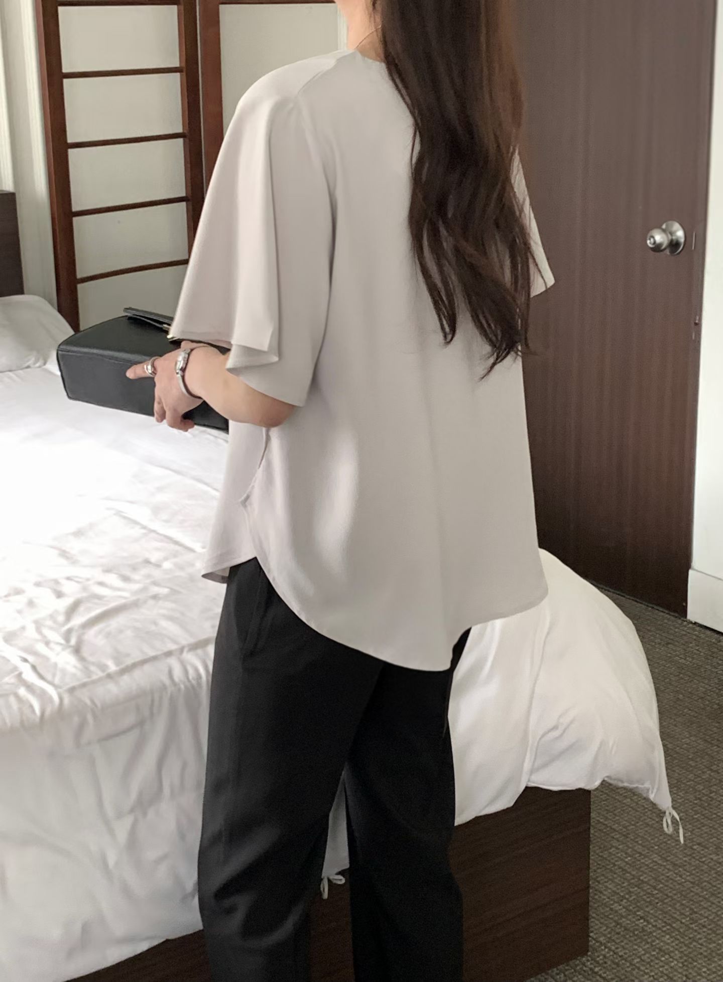G6412 淨色V領荷葉袖top