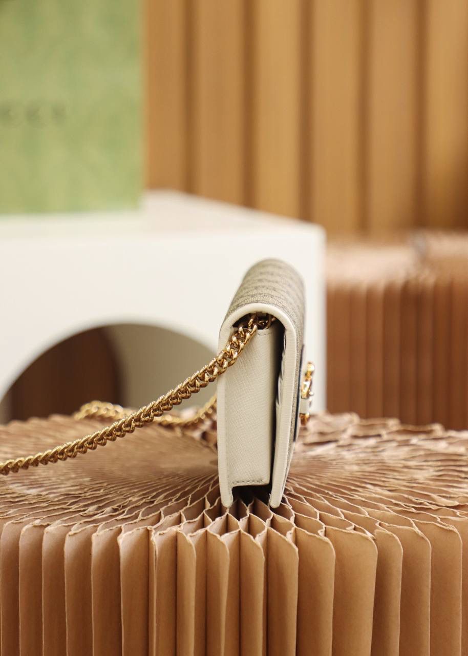 𝐇𝐨𝐫𝐬𝐞𝐛𝐢𝐭 𝐖𝐨𝐜 #621892# 全铜五金原厂皮 ☑️尺寸：19*10*3𝙘𝙢 这是一款复古又休闲的百变王牌 一包多用法 绝绝子 零钱包👛 手包👜 斜挎包 全部满足你日常使用！ 小包可以随时变成钱包多变用法， 轻松容纳手机plus/银行卡 内设分层结构 使用更方便， 颜值率也是爆棚的那种，超级好看！ 喜欢这种小包的小姐妹，赶紧安排起来🌟