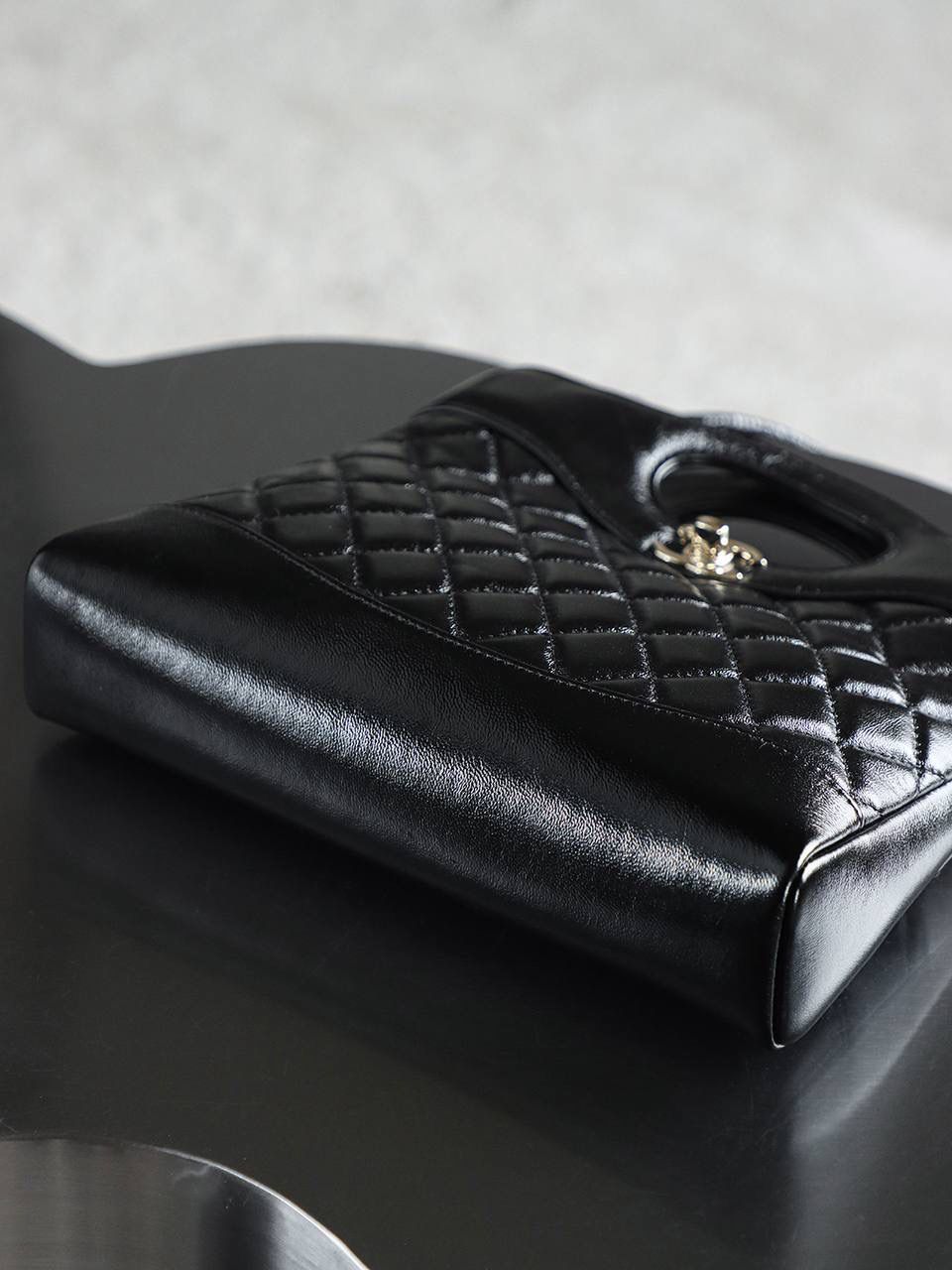 25Bag迷你肩帶可拆卸鑒定版👜 一包一碼 支持全球鑒定查驗身份證原廠專G Bonaudo皮料過關清單資料可査詢 31bag mini鏈條換成可拆卸的成了最大的亮點！ 油蠟羊皮質感真的好高級，可手提可斜挎，又美又颯！ 五金：全鋼淺金扣 皮料：Bonaudo油蜡小羊皮 尺寸：22*23.5*5.5cm