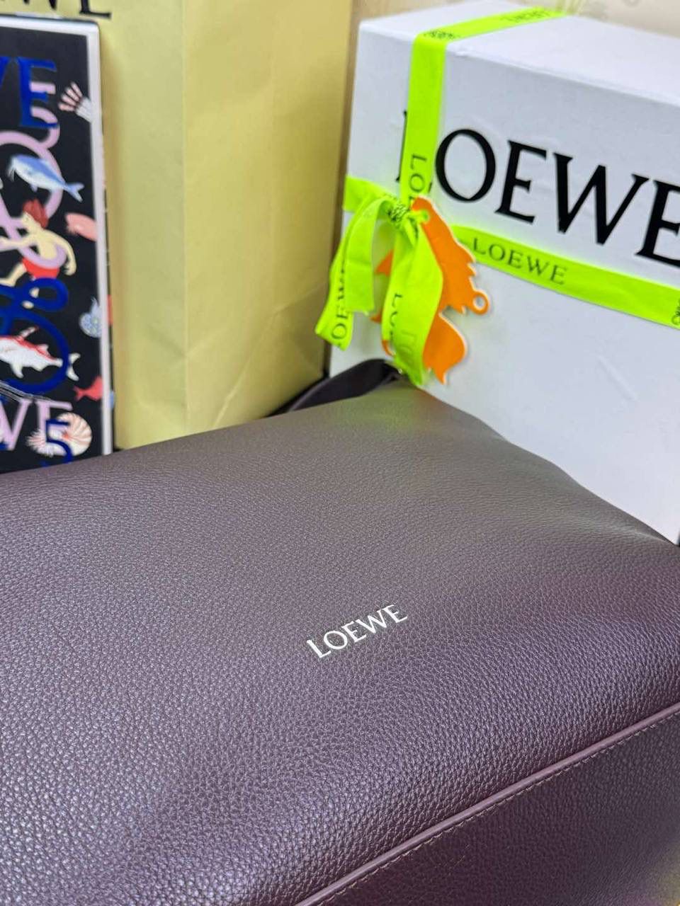 *𝐂𝐮𝐛𝐢 🍓2025最新款 大号斜挎包😎 尺寸:𝟒𝟒-𝟏𝟖-𝟑𝟎cm 编码:062353朱砂红 宽敞且柔软的cubi手袋，粒面牛皮柔软细腻，可任意折叠体形，配有Anagram刺绣提花肩带。 肩带可调节，可斜挎或侧背，拉链封口，绒面内里，内里可置放13/14寸笔记本电脑~