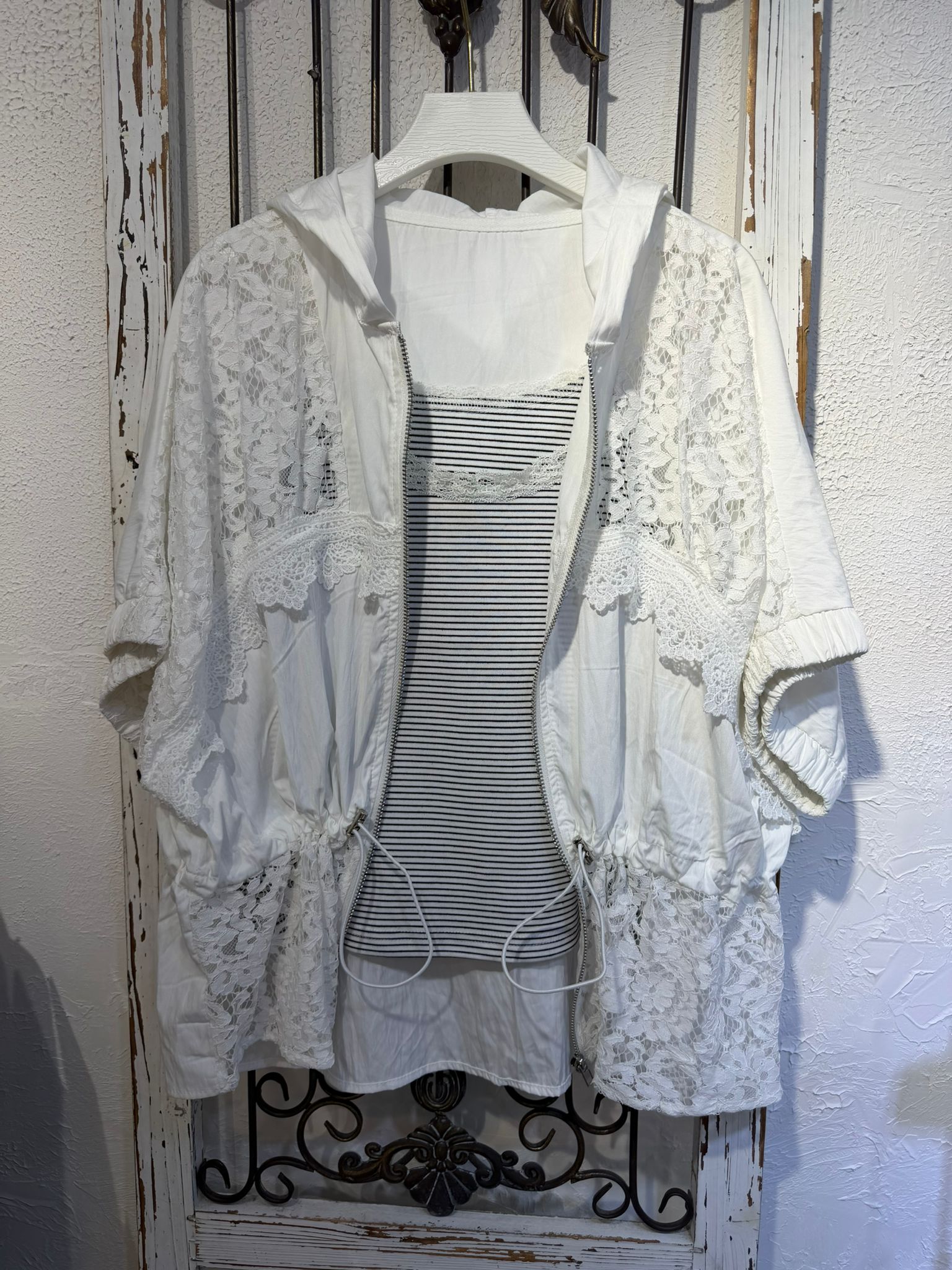 白色連帽蕾絲拼接拉鍊外套