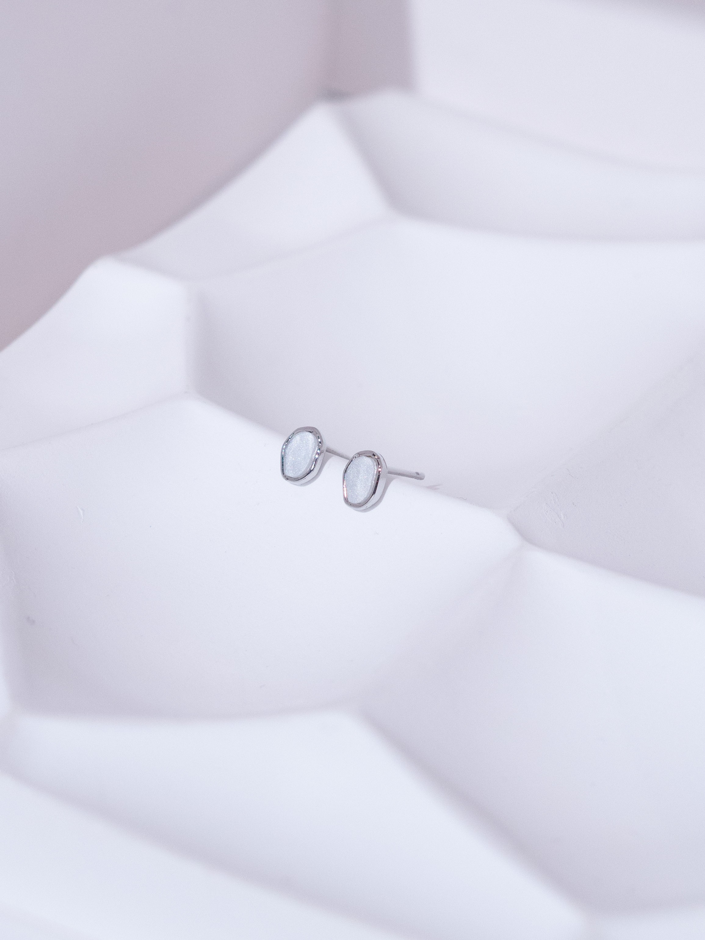 Shell In Irregular Frame Stud Earrings (Silver post)