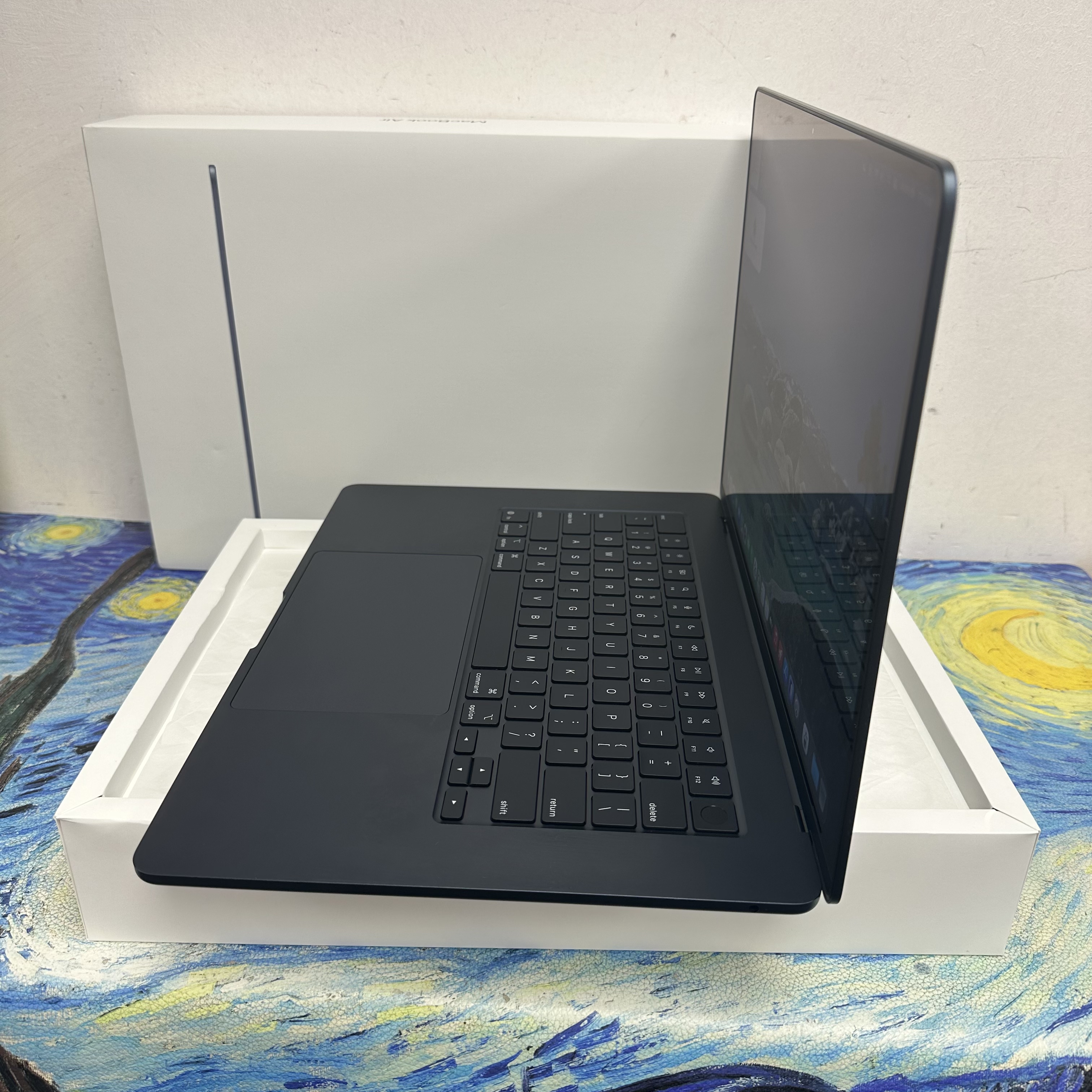 （閒置品🔥MacBook M4 Air )APPLE  MacBook Air M4 2025 M4 CPU/ 16GB Ram/256GB SSD/10核心GPU/Liquid Retina Mon/15吋/午夜藍色/Gaming Laptop / Notebook / 超強續航能力/文書機 / 畫圖 / 剪片 / Movie / Netflix