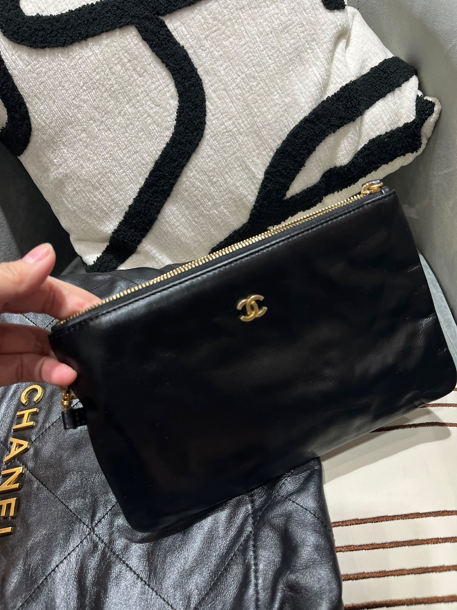 Chanel 22 Small AS3260 黑色牛皮，金鏈100%Authentic, 98%New ✅晶片✅Dust bag✅Pouch