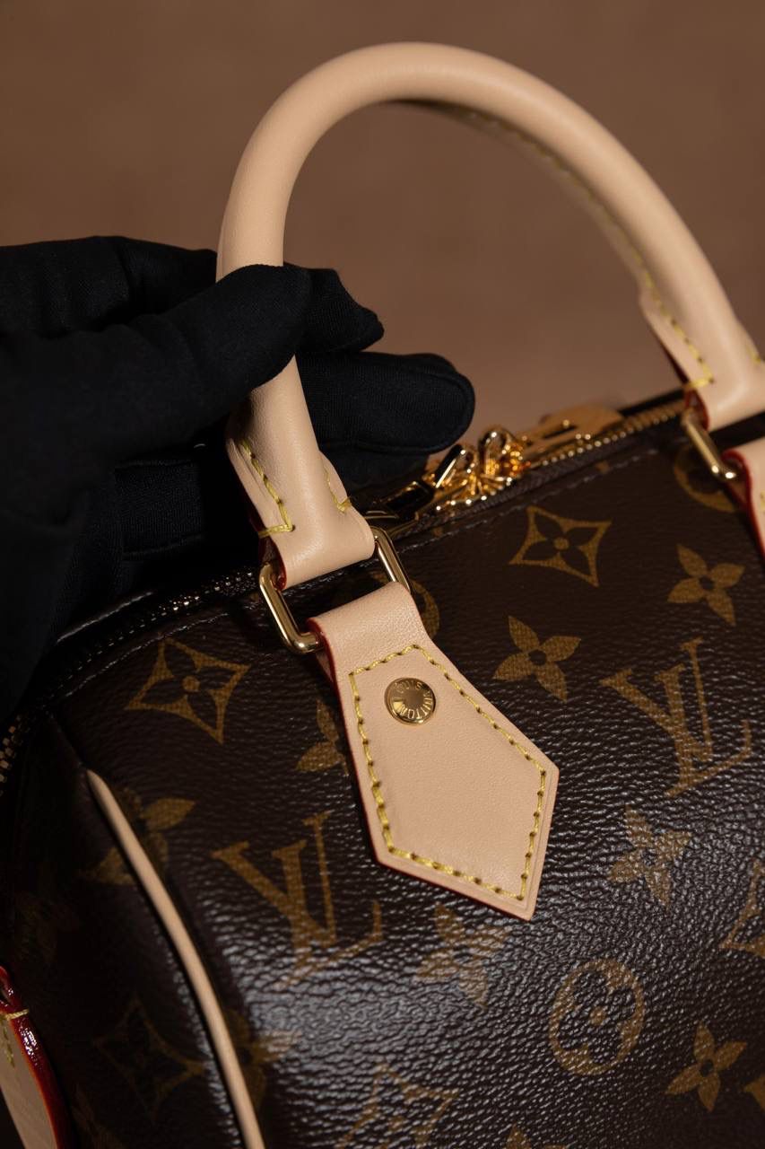 LV Speedy Bandoulière 20 枕头包👜💕 经典 Speedy 小号真的太可爱了！ Monogram 老花帆布＋牛皮饰边，质感一看就很 LV～ 小小一颗但很能装，日常出门刚刚好。 Size：20 × 13 × 12 cm 小巧可爱，但实用度在线 💖