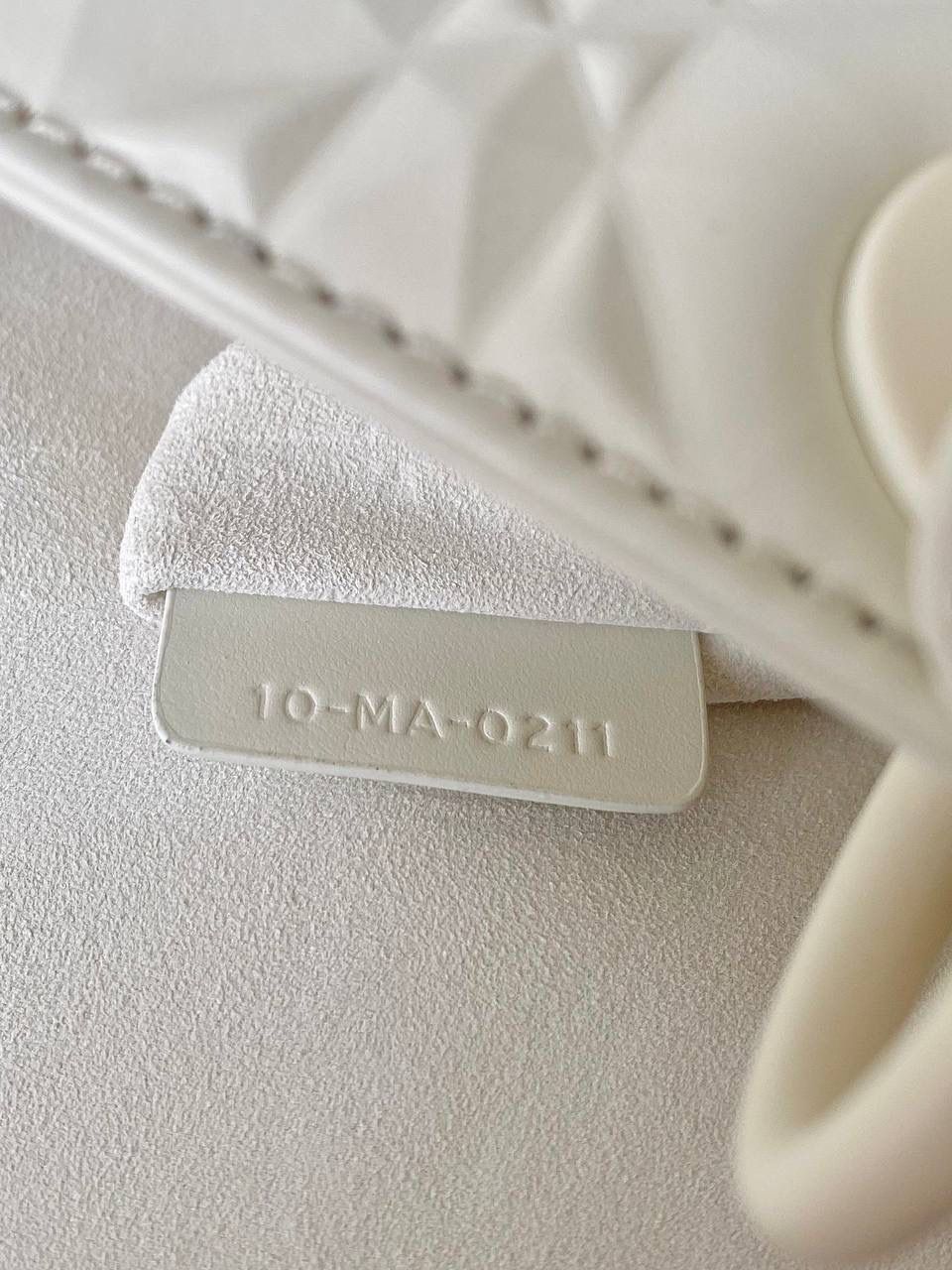 🈶钻石白 𝗗𝗶𝗼𝗿 𝗟𝗮𝗱𝘆 𝗯𝗮𝗴四格 特殊处理的哑光牛皮钻石藤格纹 八个切割面挺括有型，全套磨砂材质五金 复古时髦感超强，真是什么场合都可以把住 绝对是lady中的天花板了，强势出圈啦姐妹们 （配送8个五金字母） 20×16.8×8cm#4360m