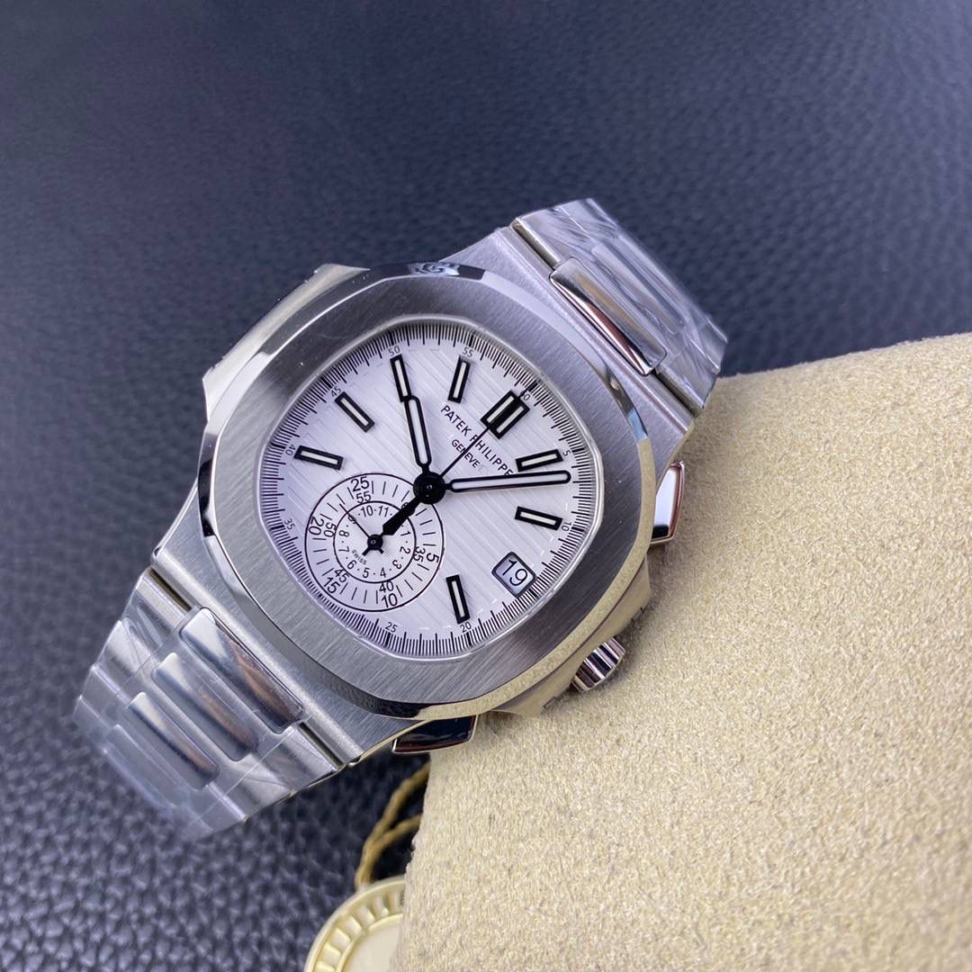 百达翡丽5980系列！ 表径40.5MM最佳舒适佩戴尺寸，标识性的鹦鹉螺精钢表壳打磨精致，正面拉丝处理。 华丽的表盘，灵感来自第一只百达翡丽Nautilus的表盘颜色。但具有更丰富的色调。位于6点钟位置的单计数器计时码表实际上就像在手表内部装有另一只手表。读取经过的时间再简单不过了，因为小时和分钟是在一个12小时的寄存器中计算的。3点位置的日期孔完善了表盘的设计。 PPF自研百达翡丽计时机芯CH 28-520，由327个特别完成的零件，35个珠宝和13个桥组成。机芯在完全缠绕时以28,800vph的频率跳动时可提供超长的动力储备，机械美感通过蓝宝石背透后盖一览无遗。 表带手链结构完美坚固，具有缎面磨砂和镜面抛光交替效果。纯粹的视觉享受，佩戴起来极为舒适，配备了Nautilus折叠式双折叠表扣，并配有翻盖锁，以提供额外的安全性。