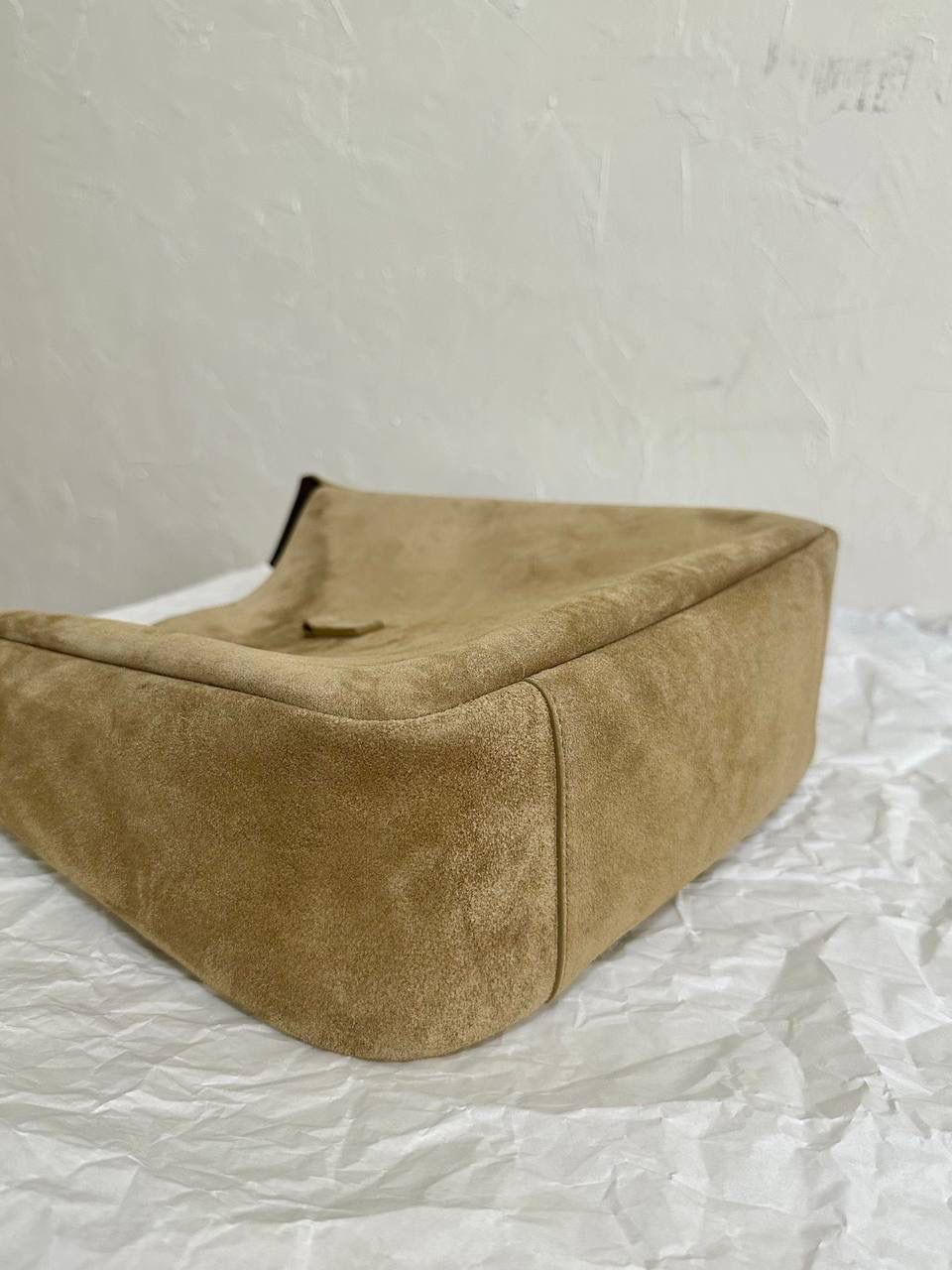 销量王🔥仅剩少量❗️ ys1 hobo bag腋下包大号麂皮麦绿金💴 我和你们说，这只包看着普普通通 但是上身是真的很好看！ 第一次看到他们家有这种慵懒的腋下包 反绒双色牛皮➕胎牛皮内里 又轻容量又大，真的很～～好背 大号真的无敌慵懒和随性 这只包的灵魂在于圆滚滚中又有型 市场很多做得太挺括硬朗，那种货打咩啊❌ ZP开发⚠️全套包装哦～ 31×30×13cm753837m