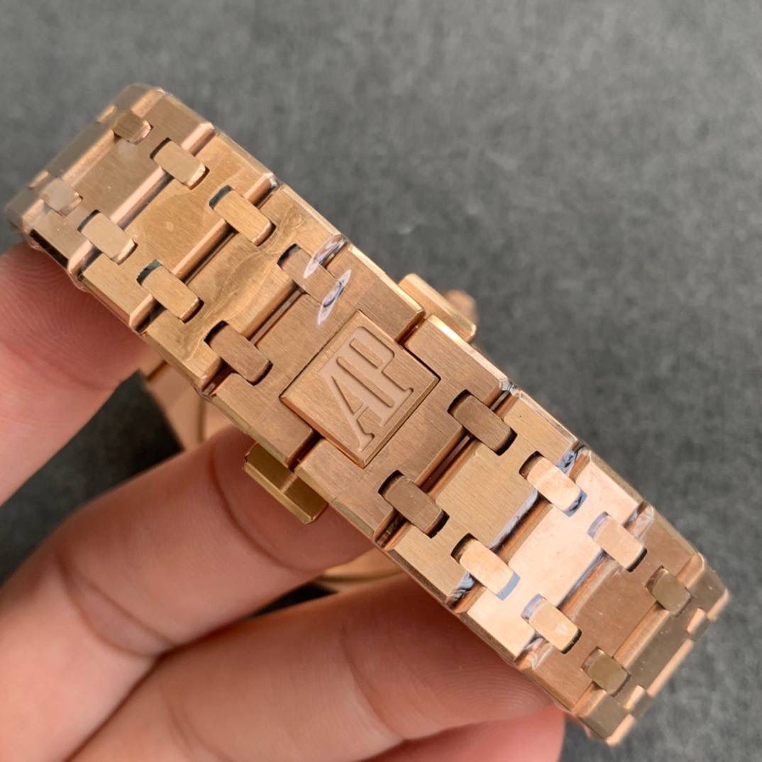 🚀连专柜都很难买的AP女款到货啦！皇家橡树系列中的女士腕表，其官方型号为67651ST.ZZ.1261ST.01，皇家 橡树系列独有的八角形外观还拥有a p独特的设计风格也将女士优雅风格融入其中，深受女士们的爱戴，即使只有33毫米的小尺寸，也将爱，，彼独有的纯净美感与刚毅线条展现的淋漓尽致。 而镶满钻石的表圈也为佩戴的女士增添了更多的柔美。搭载瑞士石英机芯、拥有实用的日历显示功能‼️