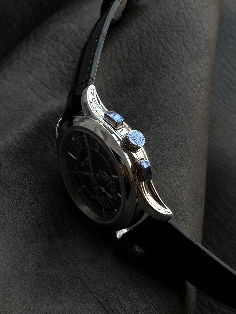 2024墙裂推荐 重金打造经典时计】——百达.翡丽复杂功能系列5905R-010重磅登场，迄今推出的首款Nautilus复杂腕表，以超复杂的工艺技术打造休闲运动腕表。 1⃣️小身板大能量：尽揽以下功能∶12点位日历功能 10点位星期功能 2点位星期功能 6点位24小时。所有功能都可正常使用。 2⃣️机芯采用复刻版Cal.240自动上链机芯，在实现外观的逼真前提下，功能一并完美诠释。 3⃣️改装大师独立制表人，倾情参与定制改装表盘颜色，给予独一无二的腕表增添有趣的灵魂！ 匠心力作 欢迎各位表友品鉴！