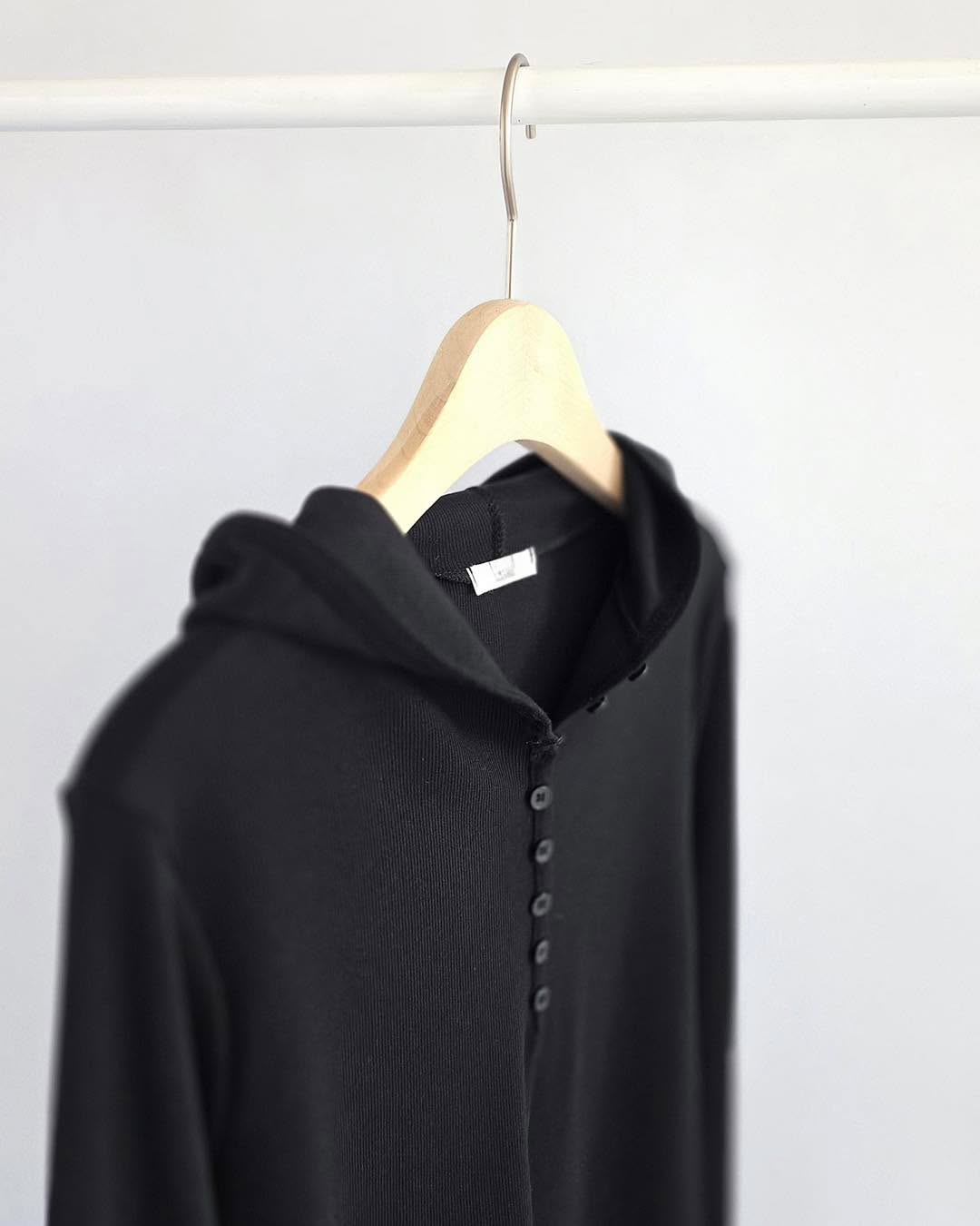 開鈕有帽坑紋薄長袖