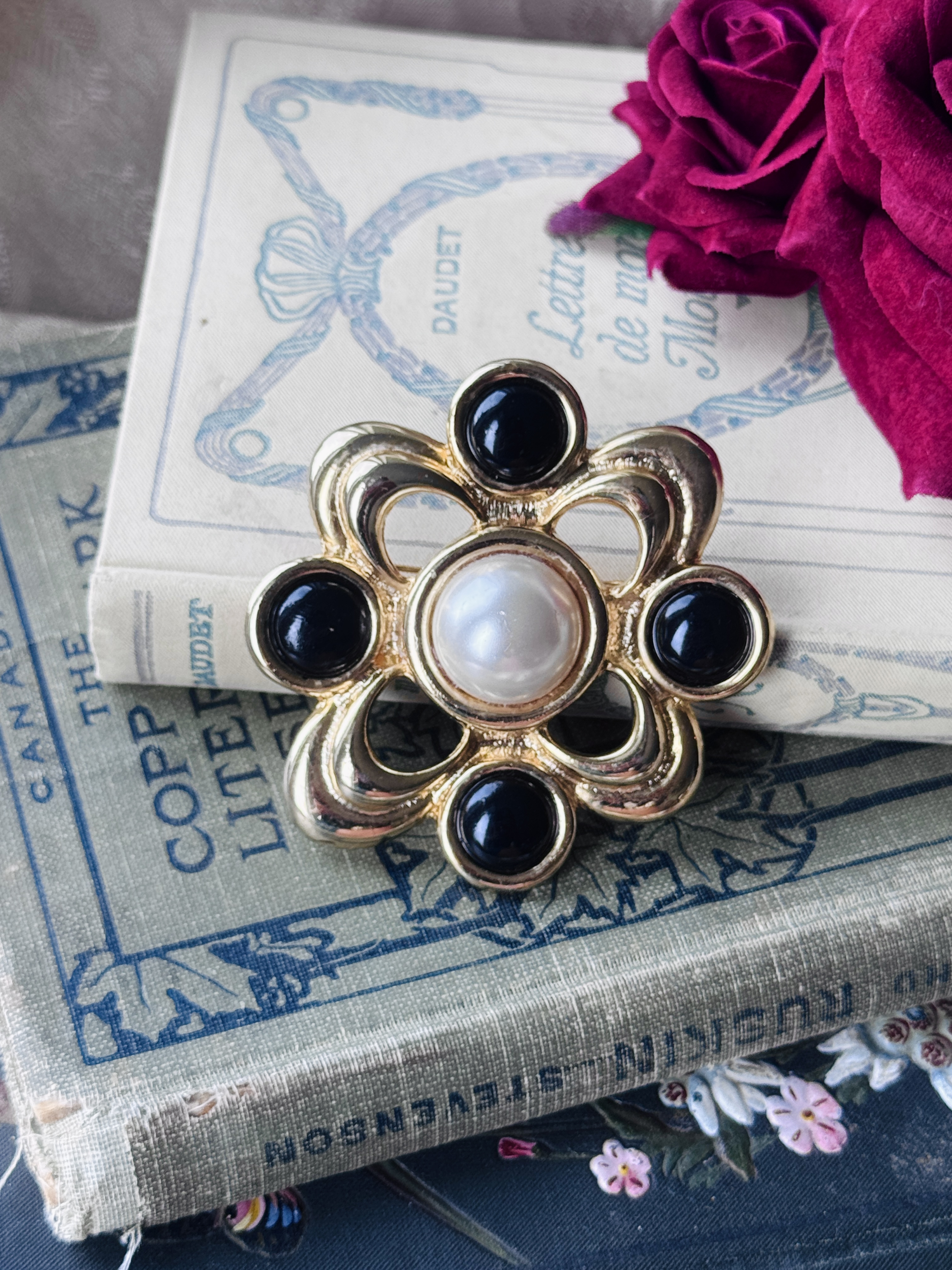 VIntage C.a. 1980s Black & White Floral Statement Brooch(MT2589-31)