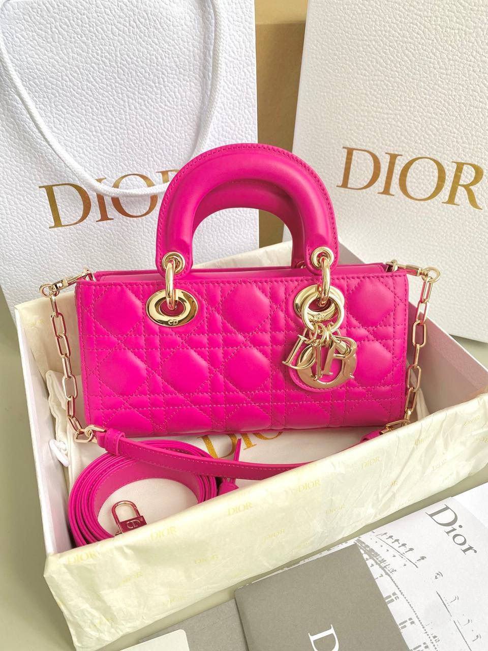 火龙果小号💖 𝗗𝗶𝗼𝗿 𝗗-𝗝𝗼𝘆 𝗯𝗮𝗴23新色 谁能拒绝这只刚出的夏日限定色啊 官网叫拉尼粉，粉紫调这不就是火龙果？ 超炫的视觉冲击，衬的人非常显白 迷幻又很甜的多巴胺色彩，今年夏天冲🌈 22.5×12×5.5cm