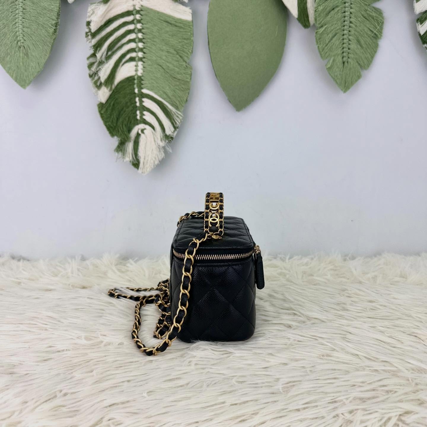 CHANEL 🤍PRE OWNED 22s Handle 字母款黑金荔枝皮 長盒子🖤