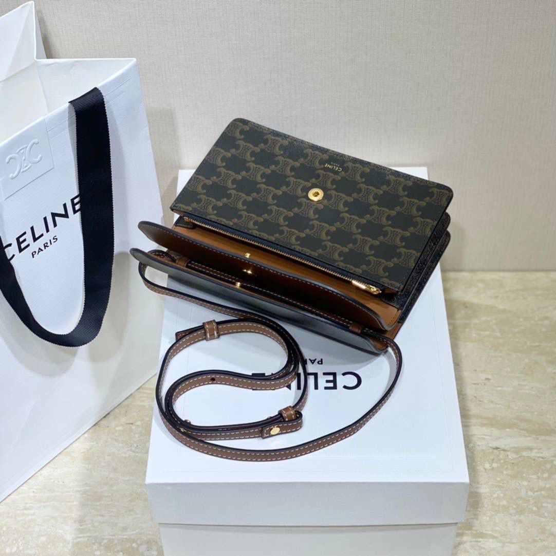 🔥大货实拍图 𝗖𝗘𝗟𝗜𝗡𝗘♥𝗖𝗔𝗡𝗩𝗔𝗦 𝗪𝗢𝗖风琴包 型号：10D852 尺寸：20*11.5cm 𝗖𝗲𝗹𝗶𝗻𝗲的这个𝗪𝗼𝗰包也叫三合一，真的物超所值了！啥都能装啊！pro max生活基本用品都能塞下，还有专门的放卡区，功能齐全太给力了！难怪男生们也偏爱ta！