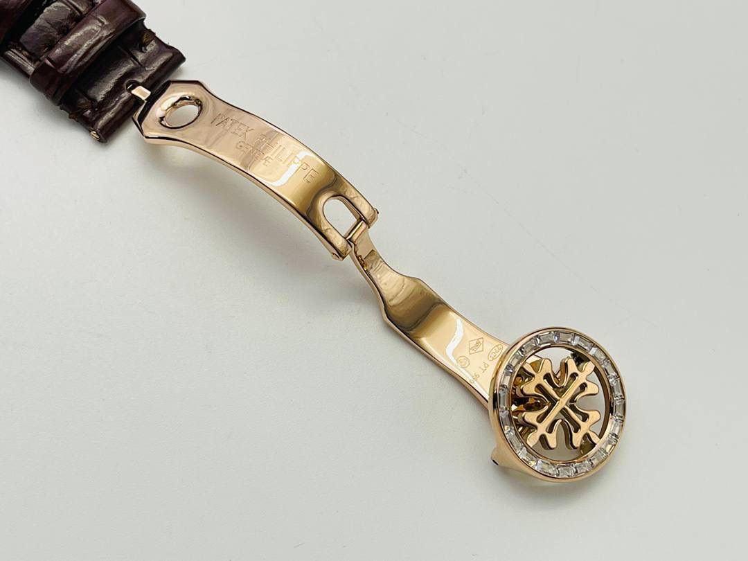 【2022诚意推荐】百达翡丽超级复杂功能系列5073P_010腕表。用心之作，细节方面： 1⃣️突破多层技术瓶颈，机芯型号为CH 29-535 升级版，质量稳定！ 2⃣️尺寸42毫米，与专柜一致。 3⃣️表圈和表耳镶103颗长形钻石。 4⃣️表带搭配意大利头层小牛皮，表扣上镶钻石更显示这块腕表的豪华气质。适合各种商务场合，简敛精致不失优雅！