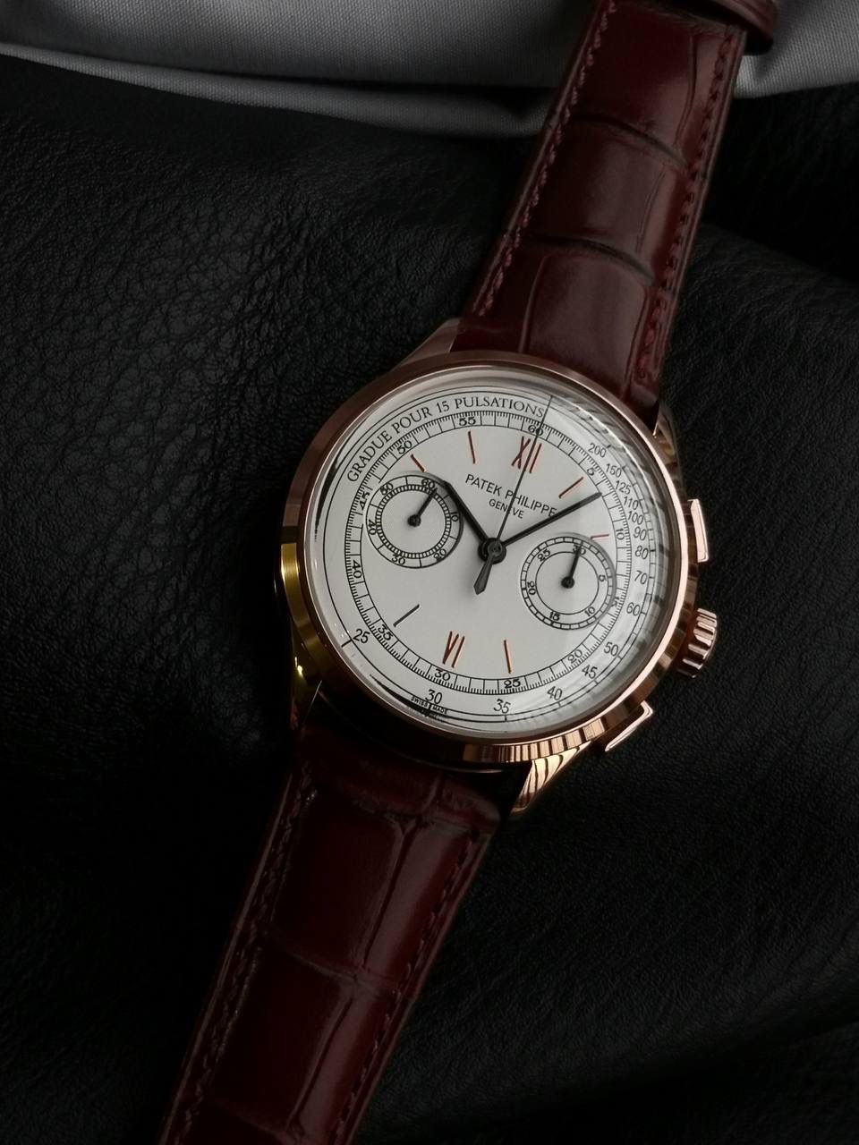 百达翡丽复杂功能时计5170G多功能腕表，堪称腕表精品当中的精品！😍✨🔥 腕表直径为42毫米，作为一款男士腕表，它的表盘大小适中。为我们奉上对称的美感，整个表盘的布局大方得体，包括了如此之多的功能的同时，又不会让人觉得繁杂。 机芯采用了7750机芯完美还原正品诸多功能，提供了强大的时间衡量功能。意大利牛皮表带，专属的灯笼扣，任何季节，任何场所，任何职业人均适合佩戴，让手腕佩戴得更舒适，让气质绽放。此款腕表具有30米防水功能，满足大众日常生活，休闲度假必备腕表。 百达翡丽5170G可以说是腕表中的精品，功能方面的巧妙构思，外观上的合理布局，以及优越的机芯性能，无一不体现出百达翡丽的独特设计，一件经典的艺术品，一件完美的收藏品。