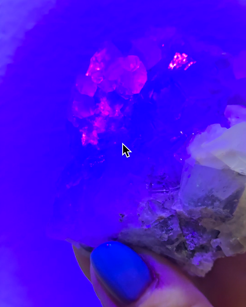 Cubic fluorite with UV-reactive calcite - FL216