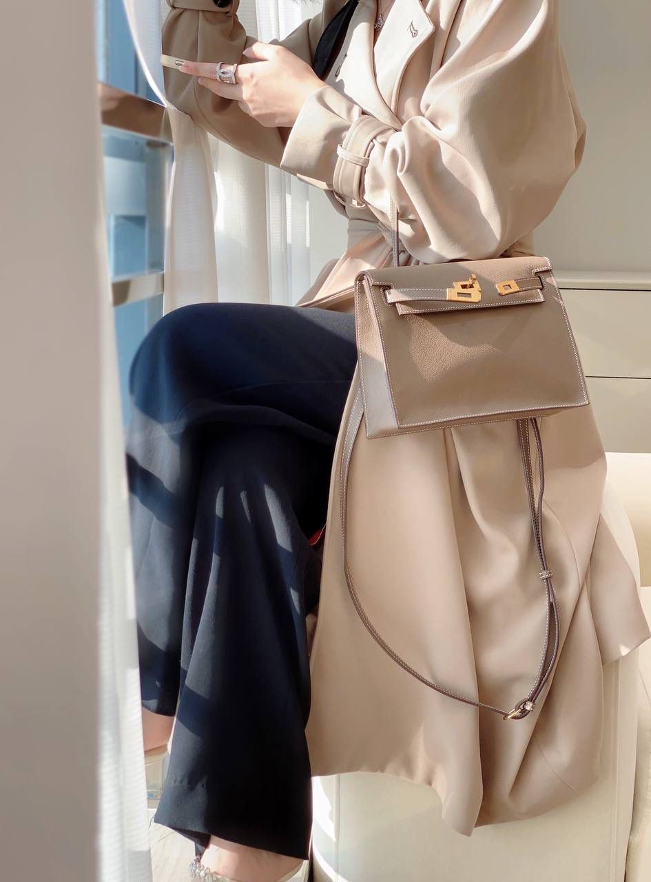 『深灰·银』 ‘’Kᴇʟʟʏ ᴅᴀɴsᴇ • Evercolor 🎀 时尚圈就是一个圆！ 最厉害的就是六种背法： 斜背、侧背、肩背、腰包、背包、手包 集美们一定要安排起来‼️ 22Cm