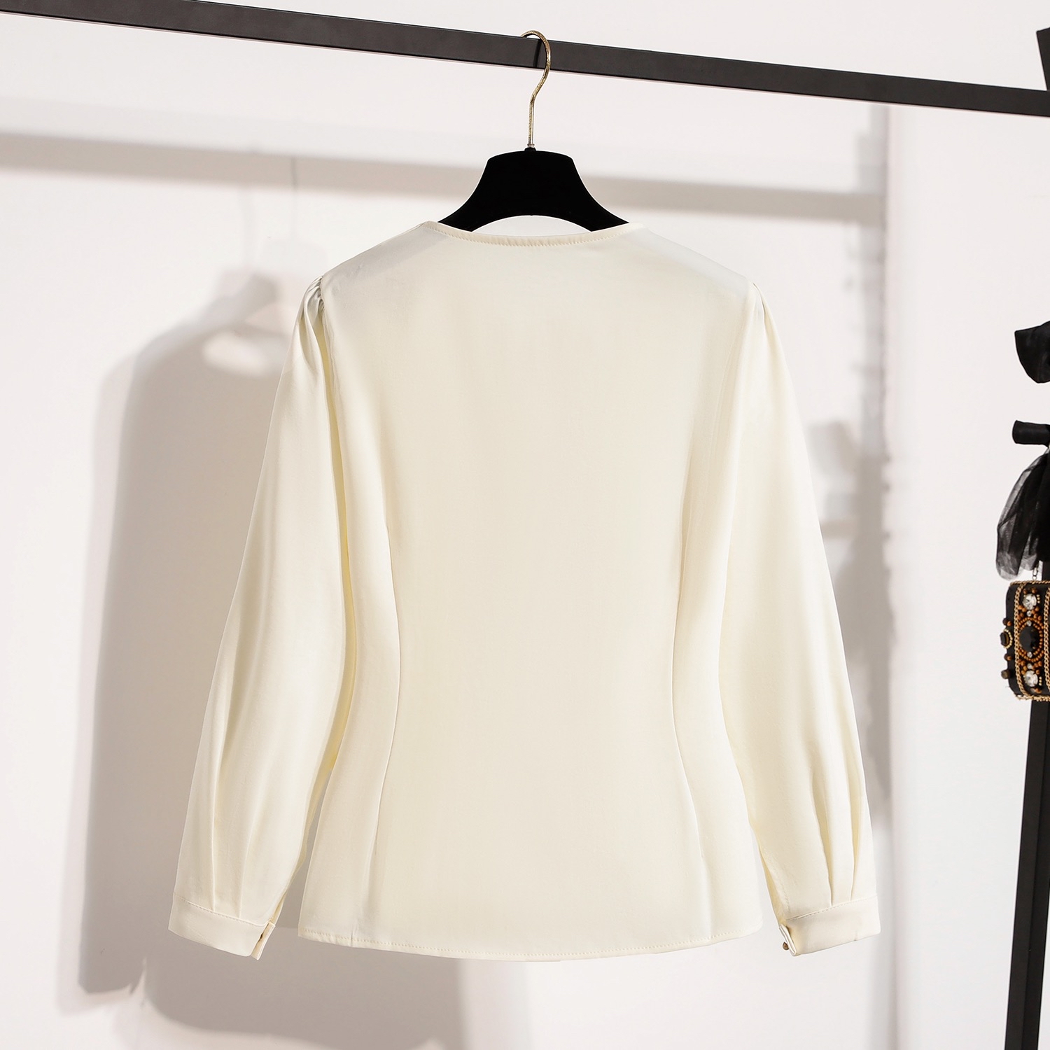 B310(8009) 法式休闲边排金钮腰边褶皱系带蓝杏上衣 