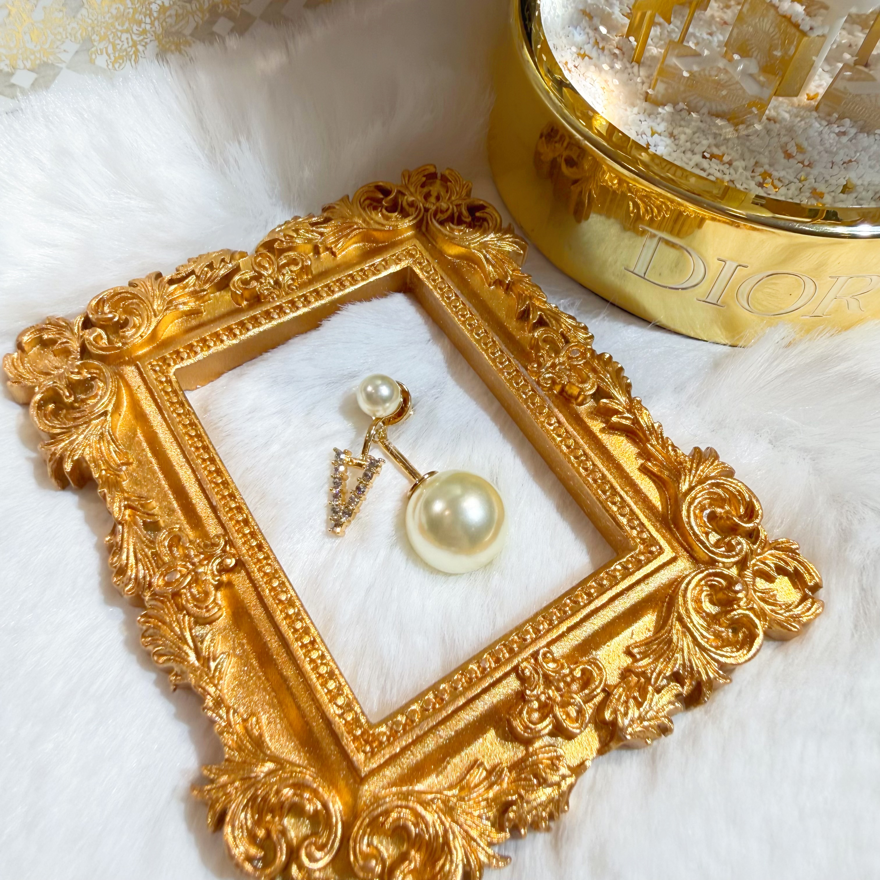 Dior earrings pearl/V