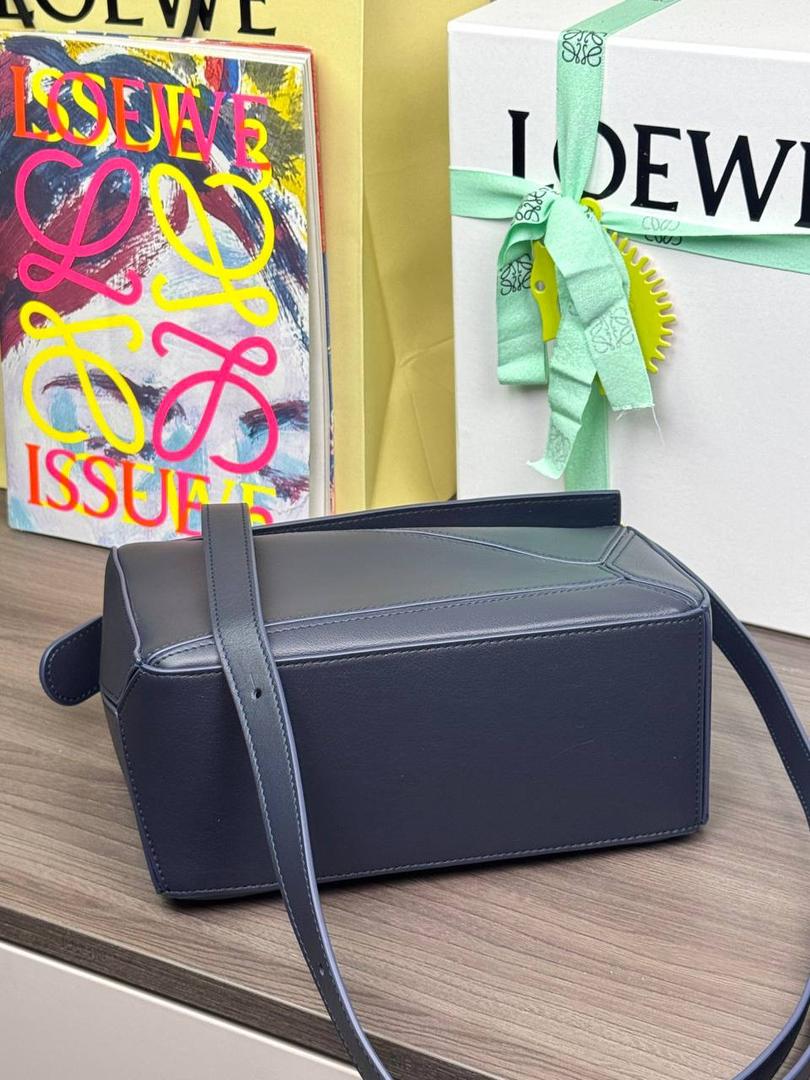 🎈最新编织手腕𝙋𝙪𝙯𝙯𝙡𝙚 ——【深墨水色/深卡其】 尺寸：𝟐𝟒-𝟏𝟎.𝟓-𝟏𝟔.𝟓𝐜𝐦 编码：062405 【配全套礼盒】 ♥️以罗家经典几何设计，搭配独特的编织手腕，绒面内里。 ♥️容量大，经典百搭，可拆卸肩带，有单肩，斜挎，手提等多样化背法。随性时髦洒脱，实用性强。 ♥️独家背景➕独家品质➕独家全套砖柜礼盒套装，市场高端品质皆在我手✌🏻