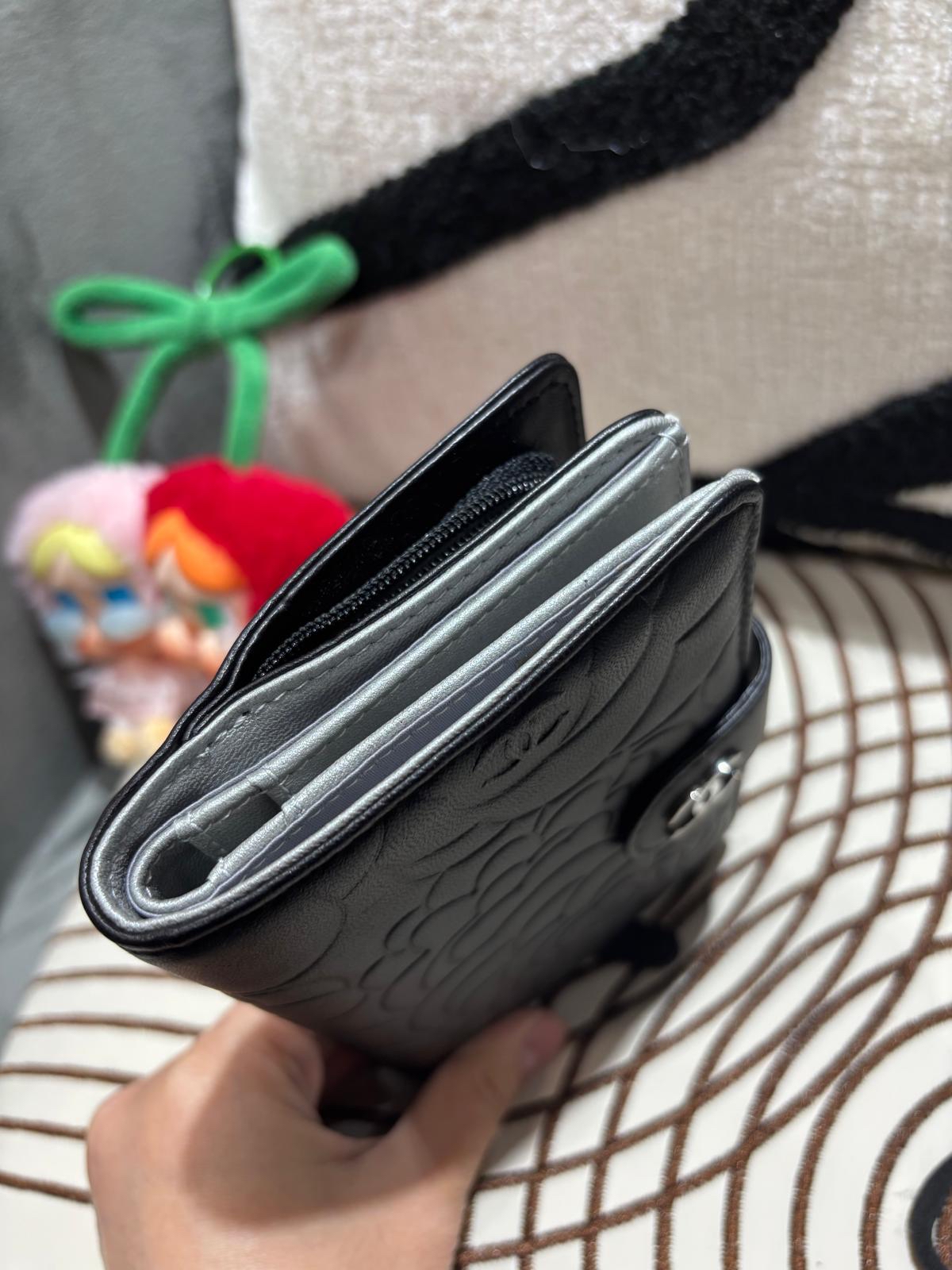 CHANEL Camellia Short Wallet 黑色小羊皮山茶花壓紋短銀包 100%Authentic, 98%New ✅17card ✅box