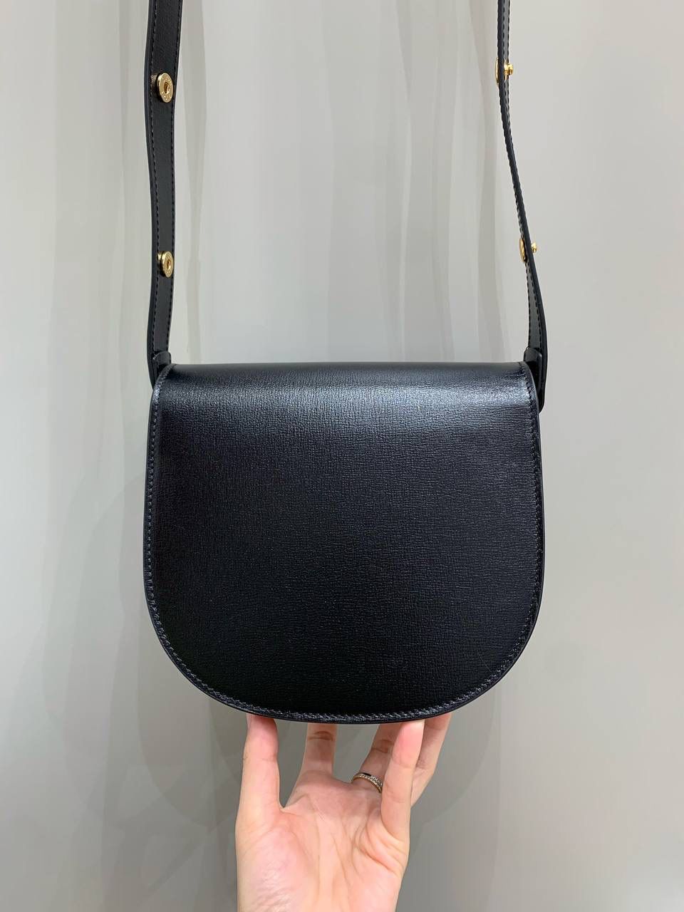 新背景实拍正品级 。Gucc1 horsebit半圆迷你全皮黑 （纯铜五金原厂皮） 这个小可爱是真的可爱，小小乖巧的一个 经典的设计加上配色，不管你是潮流的运动女孩👧 还是睿智的职场精英，又或者是优雅的气质女性 这款都是你完美生活中的一款适合的穿搭单品 经典百搭 实用而又不失个性时尚 1955系列寓意马到成功 来掌握自己的人生方向吧！ 型号760191；尺寸17/18.5/7.5cm