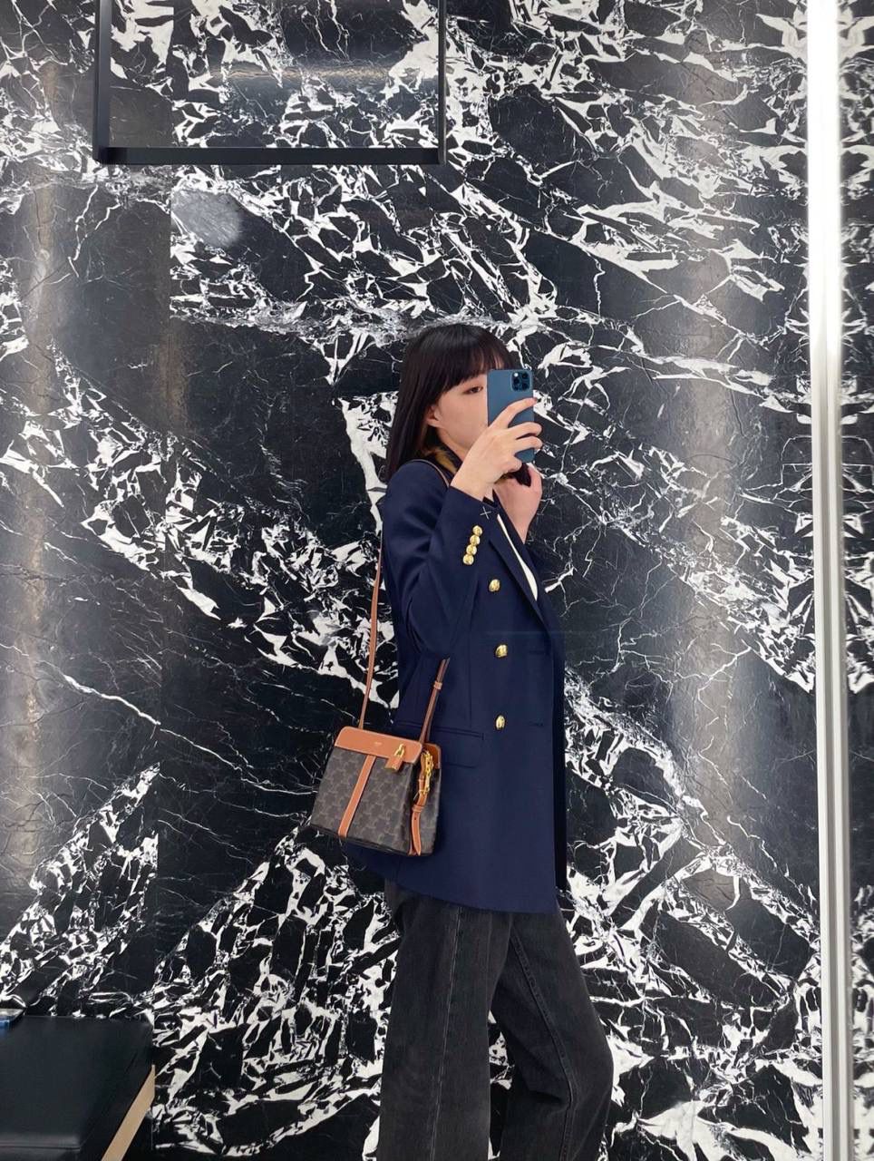 🔥大货实拍图 𝗖𝗘𝗟𝗜𝗡𝗘 ♥ 𝗧𝗘𝗘𝗡 𝗖𝗔𝗕𝗔𝗦 𝗗𝗘 𝗙𝗥𝗔𝗡𝗖𝗘 型号：191992 尺寸：19*16*11cm 放着平平无奇，背上身效果特别不错！也很好搭衣服，休闲或是正装背她都好看的呢