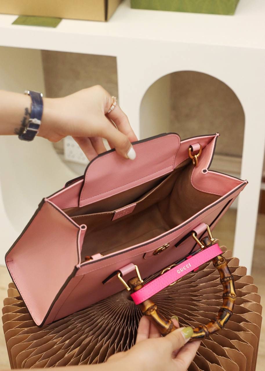 𝐆𝐮𝐜𝐜𝐢 𝐃𝐢𝐚𝐧𝐚 小号#660195#正品皮 ▪️尺寸：27*24*11cm 𝐃𝐢𝐚𝐧𝐚竹节系列以经典致敬100周年， 黛安娜王妃最爱的经典竹节再次回归， 托特造型融合复古元素的竹节， 实物真的太惊艳了， 小号尺寸更适合通勤风， 手提或者斜挎， 悠游于日常与工作上班之间， 时髦感别具一格， 经典百搭，个性又不失优雅感， 搭配彩色的扣带， 简直增添了少女气息！🌈🎀