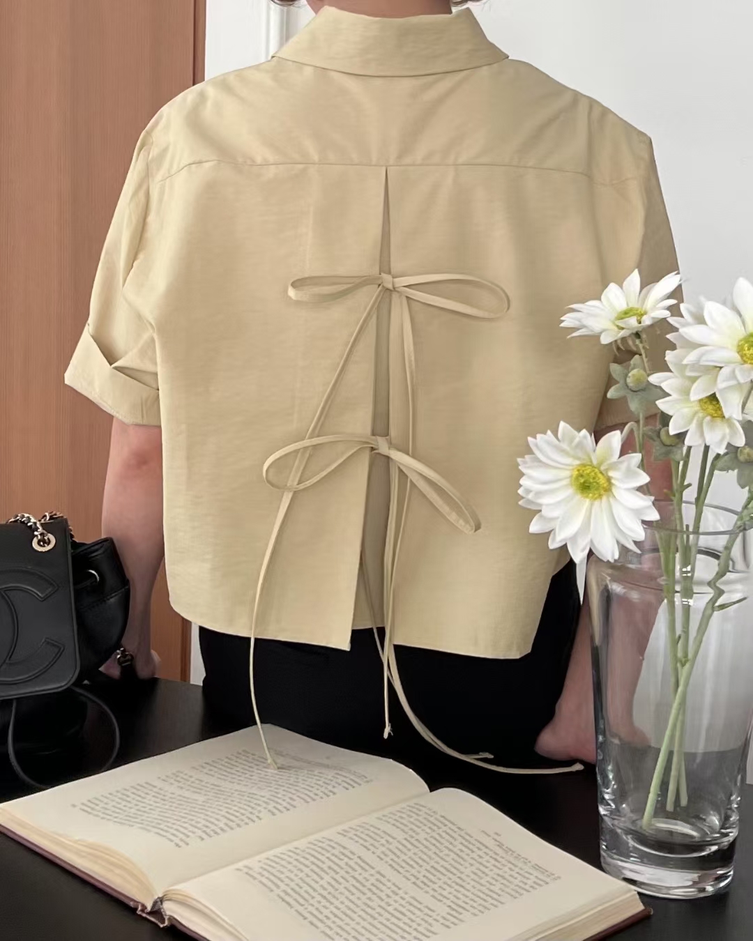 Short Sleeve Shirt with Back Tie and Split Hem Design‖ 后系带开叉设计短袖衬衫上衣 KR01111161