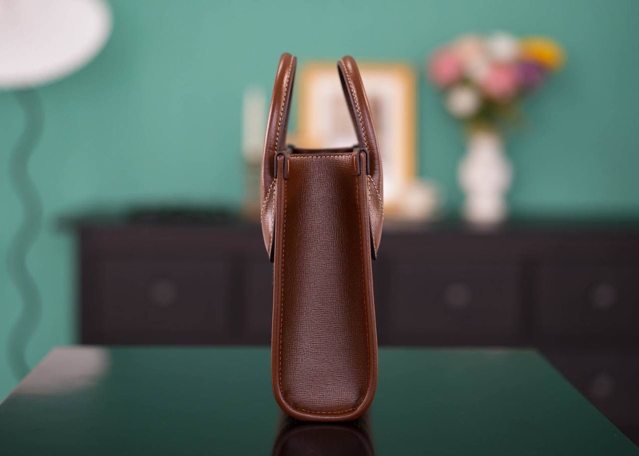 🥯GG Retro系列迷你托特包 棕色16cm 正品售价,500 这款𝐓𝐨𝐭𝐞 𝐌𝐢𝐧𝐢真的巨好看， 强势复古风实力回归， 超赞的高容纳量，看似小巧而精致， 日常出街的高颜值单品，可以说是超级实用！ 调节的肩带设计， 手拎，肩背，斜挎都非常棒~ 官方款号 671623 尺寸：16x20x7cm