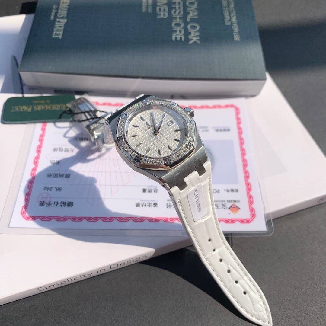 全网女神看过来😍😍这款爱彼女表才是最具有性价比的… 爱彼皇家橡树系列型号67601石英腕表，皇家橡树系列独有的八角形外观还拥有爱彼独特的设计风格也将女士优雅风格融入其中，深受女明星们的爱戴，表带澳洲湾鳄鱼皮，即使只有33毫米的小尺寸，也将爱彼独有的纯净美感与刚毅线条展现的淋漓尽致，而镶满钻石的表圈也为佩戴的女士增添了更多的柔美。（32颗明亮式切割美钻，总重约0.65克拉）巴蒂镶嵌一枚半透明凸面蓝宝石，搭载瑞士进口石英机芯，拥有实用的日历显示功能，女士们佩戴起来不会显得沉重 ，配专柜最新全套包装发货！这种货一般数量不是很多哦