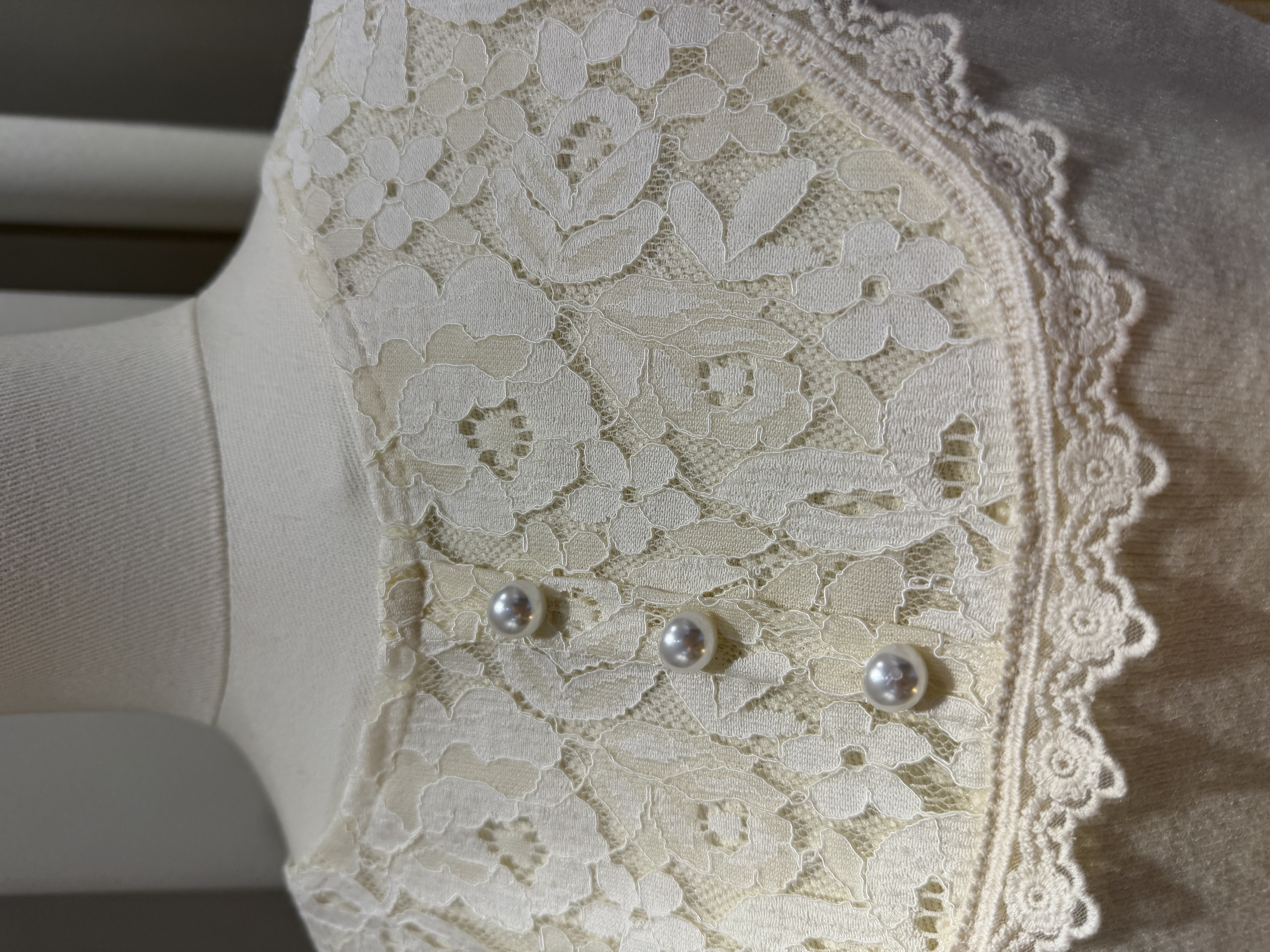 優雅蕾絲領珍珠鈕扣針織衫