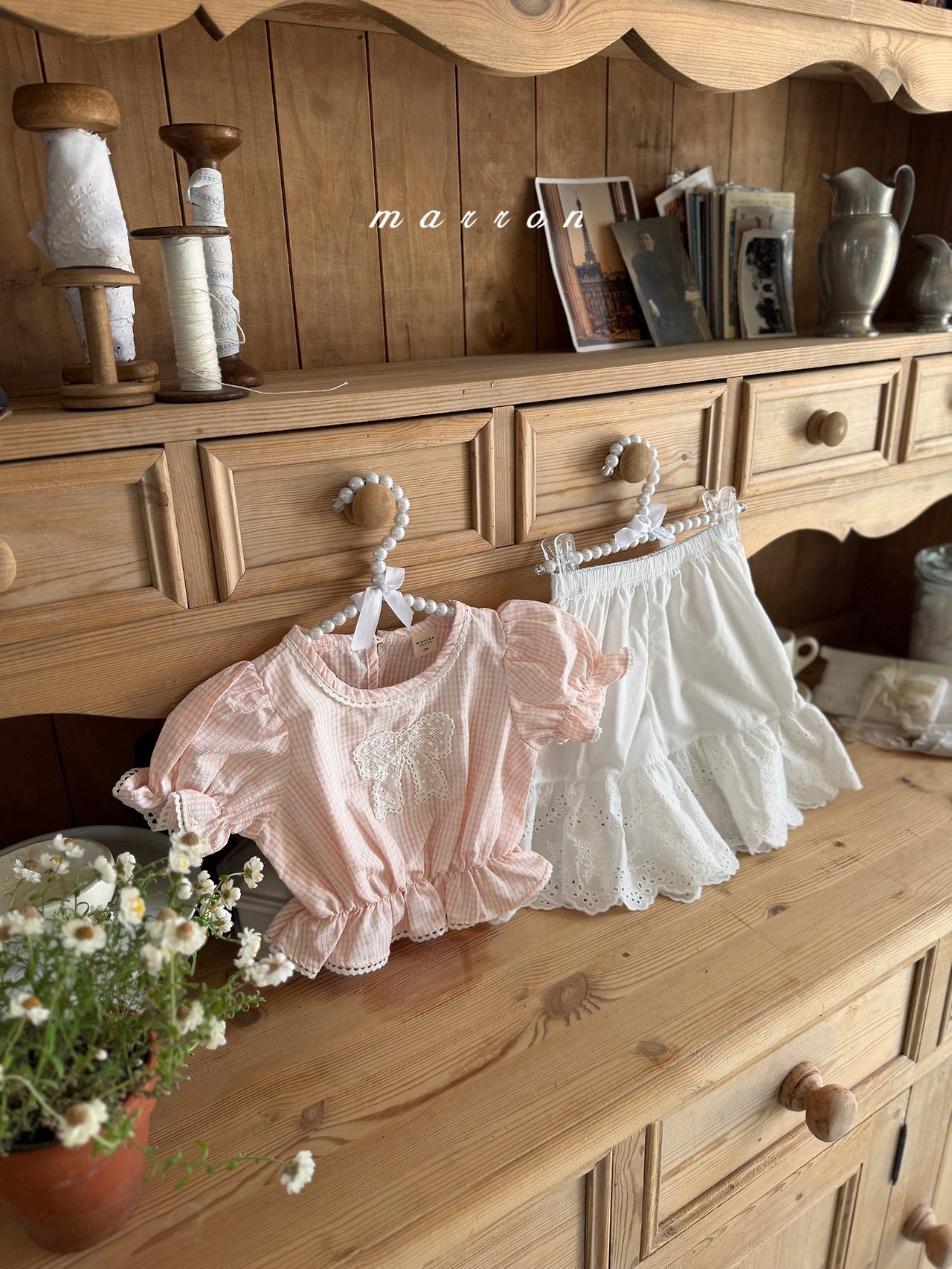 ☀️預訂 韓國直送☀️🇰🇷Marron兩色蕾絲絲帶貼花花邊格紋泡泡袖上衣