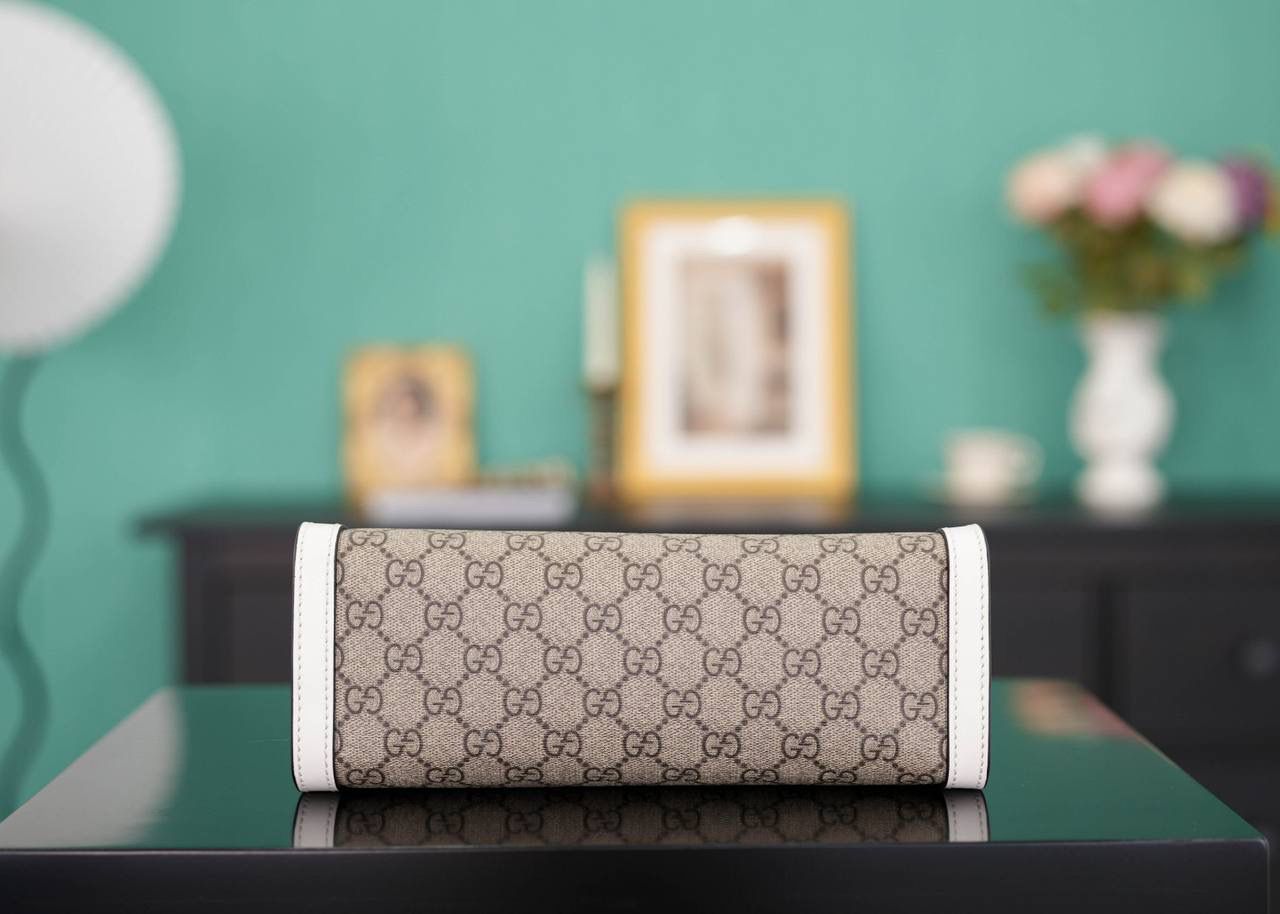 🥯Padlock系列GG小号肩背包 老花白色 26cm 休闲、随意、有范 且非常大牌的款真的非Padlock这款购物袋不可 通勤风，小号容量也非常OK 包身轻便，非常适合上班族！ 官方款号 498156 尺寸：26x18x10cm