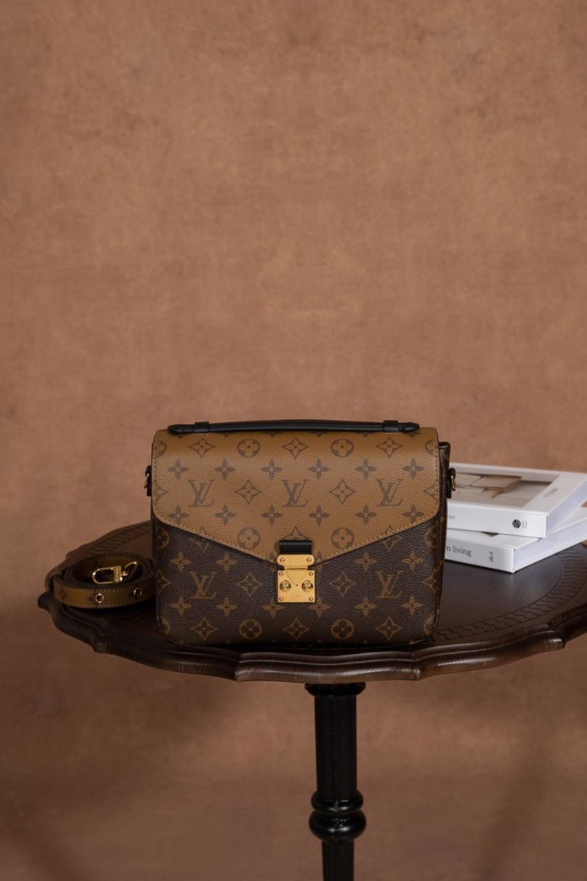 LV POCHETTE METIS 🎀大邮差包 法国原厂皮 + 全钢五金 摸起来就是不一样，质感很高级，拿在手上很有 feel 💼 📏 尺寸 25 × 19 × 7cm 大小刚刚好，不大不小，日常背超级舒服～ 这款真的是 女生一定要有的一颗包 👜 经典中带点可爱，耐看又百搭～ 经典老花配上 黄花色调 💛 让原本很经典的邮差包，看起来更年轻、更时尚✨ 不老气、不无聊，反而越看越喜欢～ 里面还有 隔层设计，真的很能装 👍 手机、钱包、化妆品统统 OK～ 不管日常出门还是凹造型，都很加分 💃