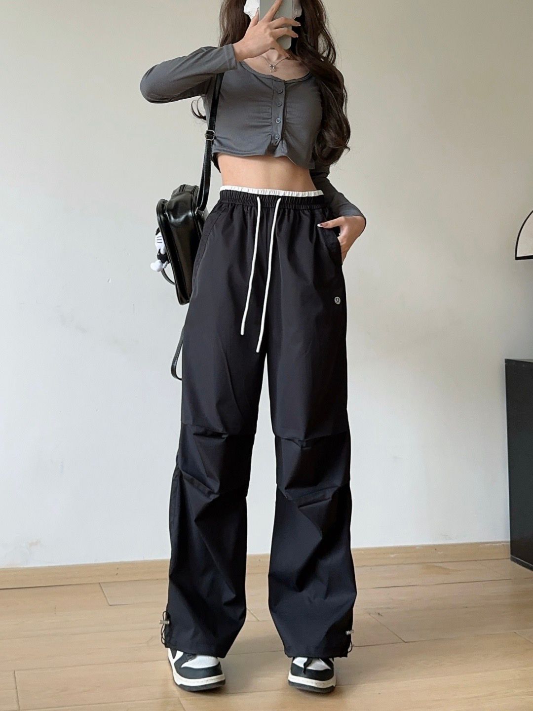 $105條。2條起$95條。lulu冰絲撞色工裝褲