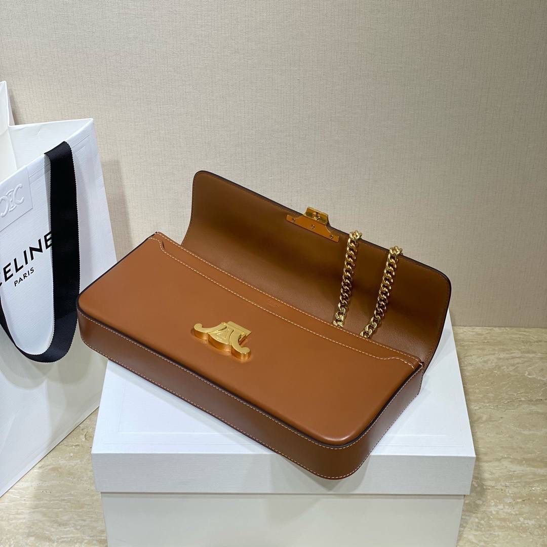 🔥大货实拍图 𝗖𝗘𝗟𝗜𝗡𝗘 ♥ 亮泽牛皮革链条包 型号：197413 尺寸：33*13*5cm