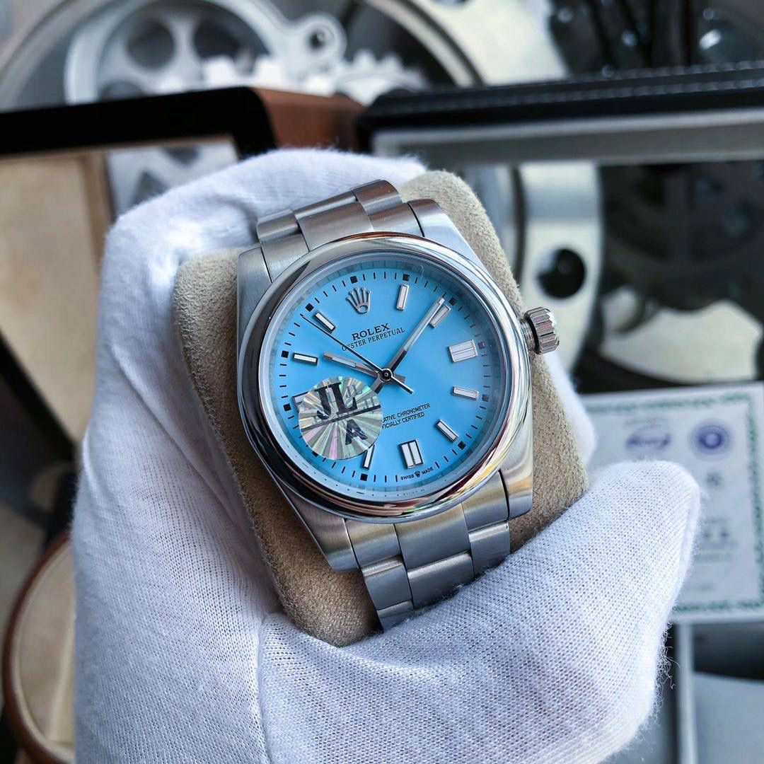 💎新一代蚝式恒动型，劳力士呈献新一代蚝式恒动型腕表,推出全新蚝式恒动型41,以及展现鲜艳色彩表盘的蚝式恒动型36表壳及表耳两侧折射出淡雅光泽,令蚝式表壳的优雅轮廓更突出,倍添魅力。表壳由蚝式钢铸造,直径分别为41毫米及36毫米,搭配圆拱形外圈。