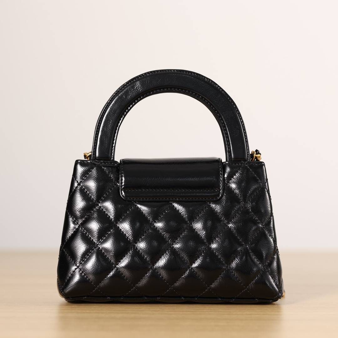 Chanel香奈儿 23k kelly💞👜 独家渠道货 独家纯原油腊金扣皮组装尾单货 尺寸：19cm x 13 cm x 7cm 金标链条带手柄 亮面小牛皮 斜跨单肩手提包 迷你女款黑色bag 原版开发 无原版不开发 每个细节都是对原对版