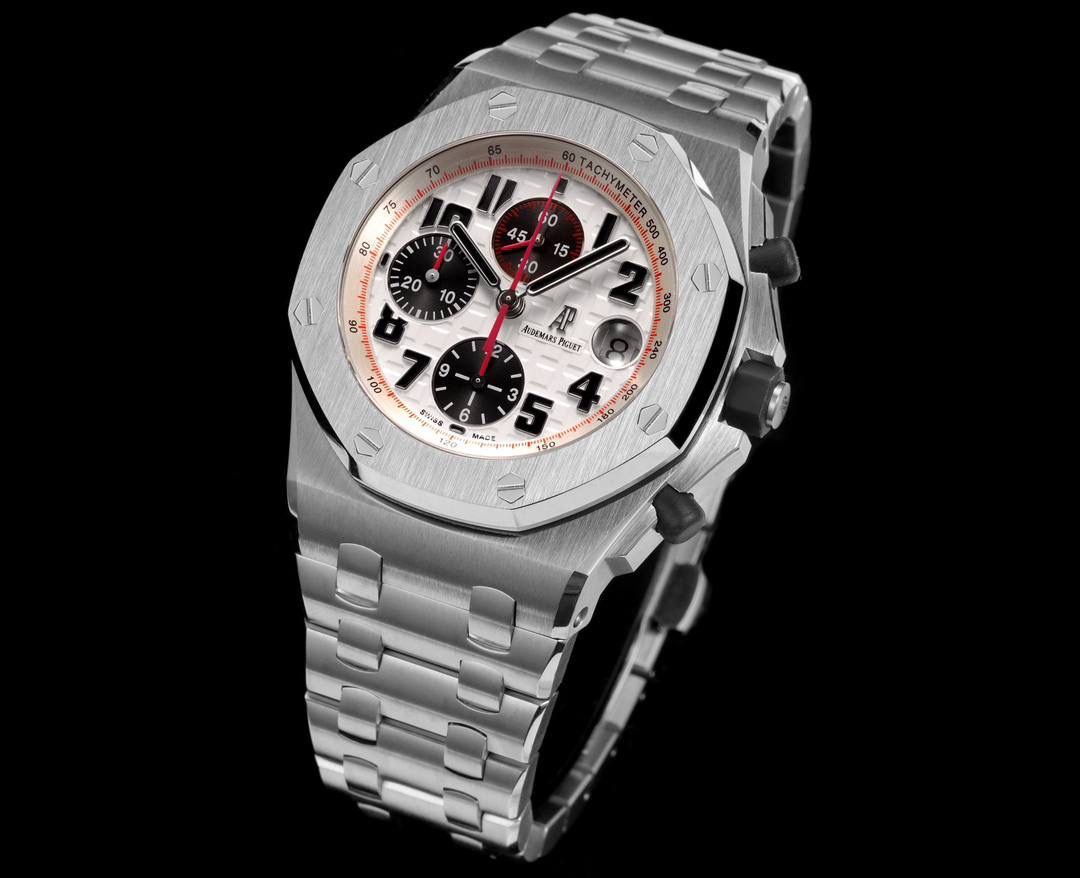 🚀皇家橡树离岸型26400/26238/26470系列正式登场！款式最全，做工最好的爱彼计时款腕表来了，有做工好的顶级货😍💯廉价的小厂货就别去考虑了！ 1，机芯采用12位小秒的定制版3126计时机芯，完美还原原版所有功能。经过精密打磨，大大加强了其稳定性。 2，其中碳纤维系列表壳采用全新碳纤维复合材料——「Carbon TPT® B.4」打造，这种高科技材料比常规 Carbon TPT® 密度提高4%，纤维硬度提升15%，树脂强度提升30%，材料结构经过各项异性优化，保持轻盈同时无比坚韧，提供迄今最强的抗冲击性能。 3，字面颜色均采用目前最先进电镀技术，非几年前的简单喷漆技术。每一个巧克力格纹装饰，通过CNC级别打磨，无限接近原版。 4，同步原版搭载微微活动头粒，胶带采用进口氟橡胶材质，皮带采用美洲鳄鱼皮材质，更加耐磨耐造。