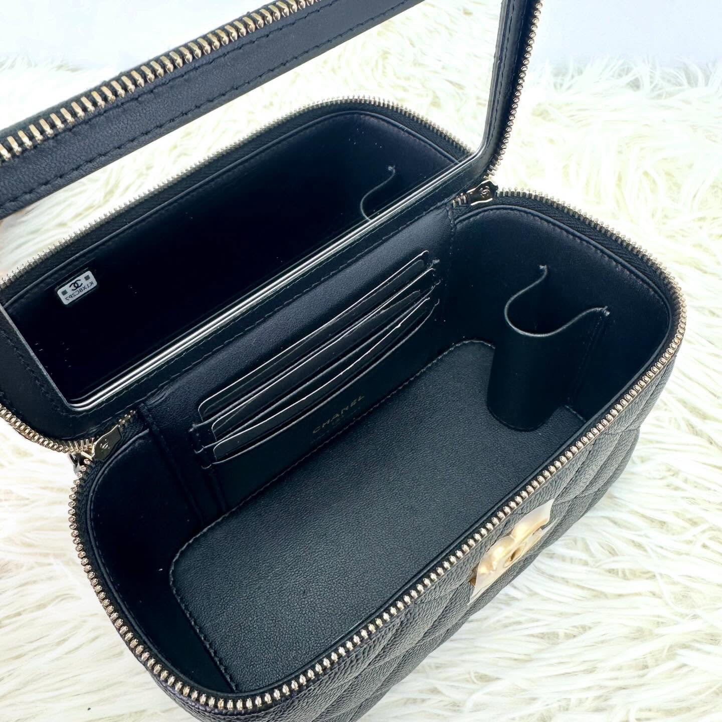 CHANEL 🤍PRE OWNED 23P 黑金荔枝皮 心型調節扣長盒子 晶片款 全套有單🖤