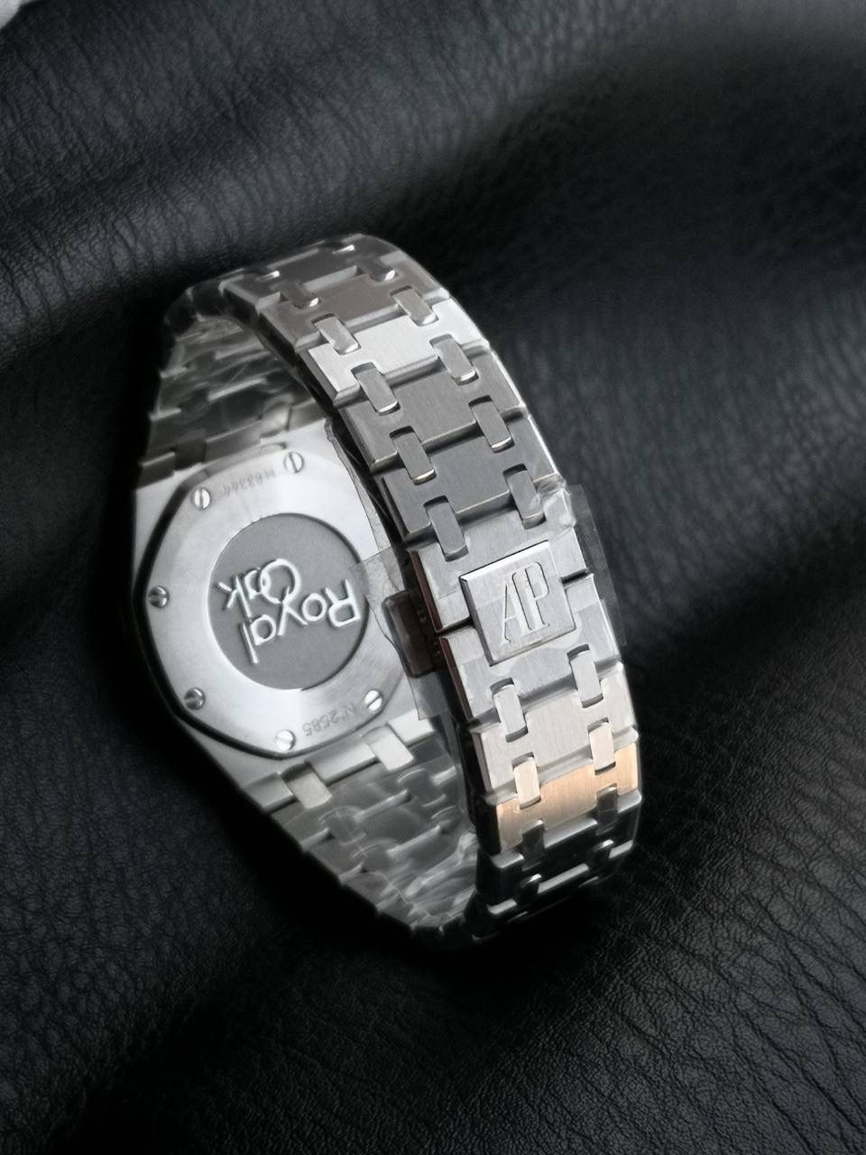 表壳厚度为7毫米，整体较为纤薄，使腕表佩戴起来更加轻盈，不会给手腕带来过多的负担。 皇家橡树67651延续了标志性的八角形表壳，展现了爱彼独特的工艺美学。每一处细节都经过精心雕琢，体现了品牌对完美的追求。 指针经典：采用皇家橡树指针，这种指针形状独特，宽大且线条流畅，具有较高的辨识度，与表盘的整体风格相得益彰，为腕表增添了一份优雅与大气。