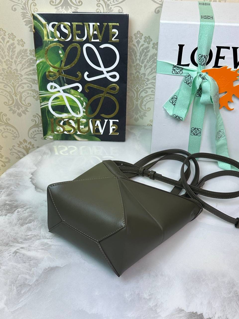 *𝐏𝐮𝐳𝐳𝐥𝐞 𝐅𝐨𝐥𝐝折叠手袋👜* ——全新【𝗡𝗘𝗪】升级‼️ 延续经典𝙋𝙪𝙯𝙯𝙡𝙚的标志性几何裁剪设计，新晋顶流🅰️𝙋𝙪𝙯𝙯𝙡𝙚 𝙁𝙤𝙡𝙚 𝙏𝙤𝙩𝙚以折纸包为灵感，升级成🉑完全折叠‼️的结构，立体与平面任意切换，出差旅行🧳必备单品。小牛皮材质轻且柔软，𝐌𝐢𝐧𝐢尺寸搭配一条可拆卸式肩带，手提，肩背，斜挎多样化背法✨ 尺寸：𝟏𝟔.𝟓-𝟗.𝟓-𝟐𝟎cm 款号：052322