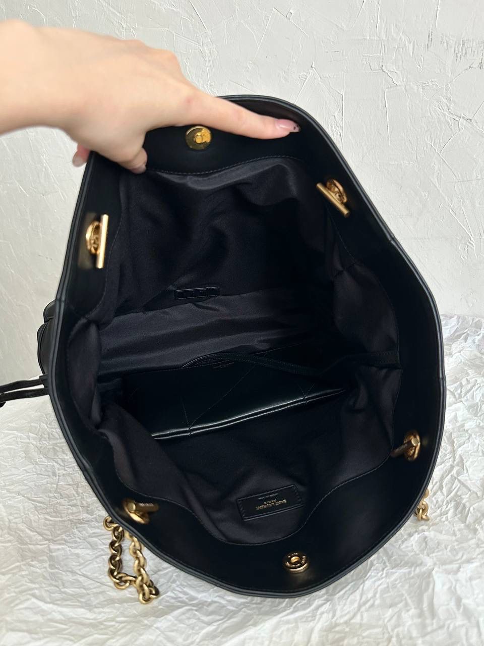 🖤大号爆款🔥再次回货❗️ ys1 Jamie 4.3 large pochon福袋腋下包 设计师真的太懂消费者需要什么了吧 很多托特包的设计都没法让颜值和实用性两者都兼得 但是！这只tote做到了！ 它包身轻，容量大，而且还很优雅！ 是有设计在线，且贵气满满的实用型tote 我觉得比22bag好看耶 这是可以说的吗😝 还是一只可以让你实现优雅带娃的妈咪包～ 34×27×3cm809824m